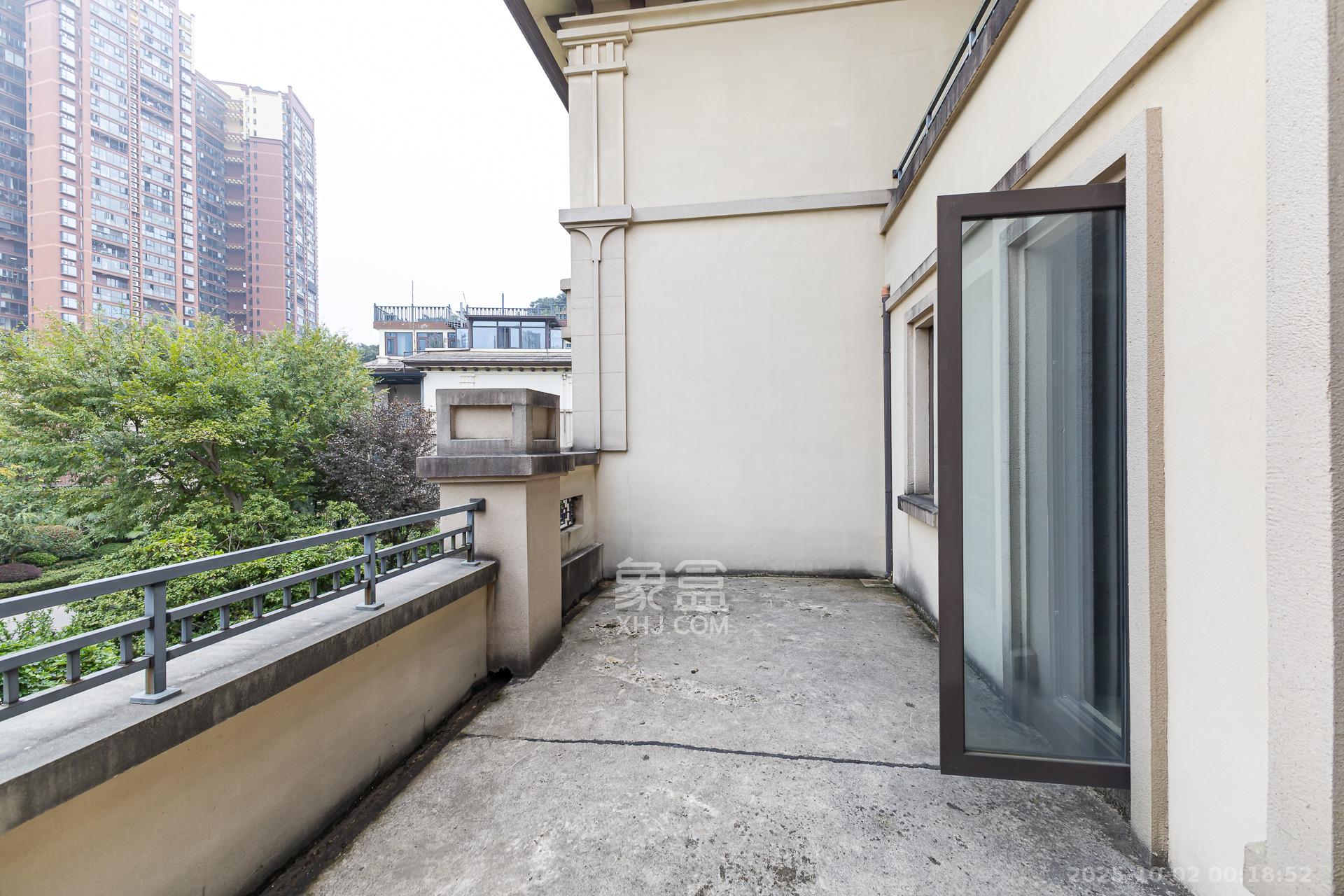 龙湖璟宸原著(龙湖紫宸) 5室2厅4卫 285.0万 龙湖璟宸原著(龙湖紫宸) 5室2厅4卫 285.0万卧室