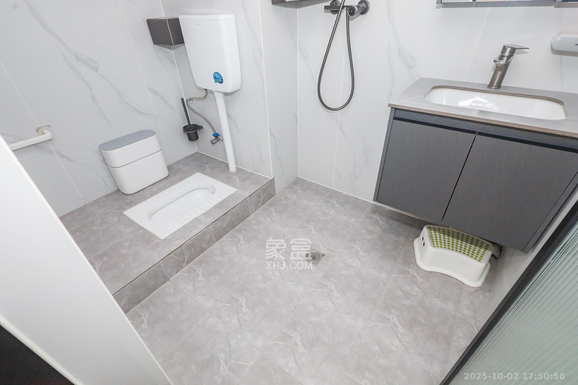 卓越中寰  2室2厅1卫    88.0万卫生间