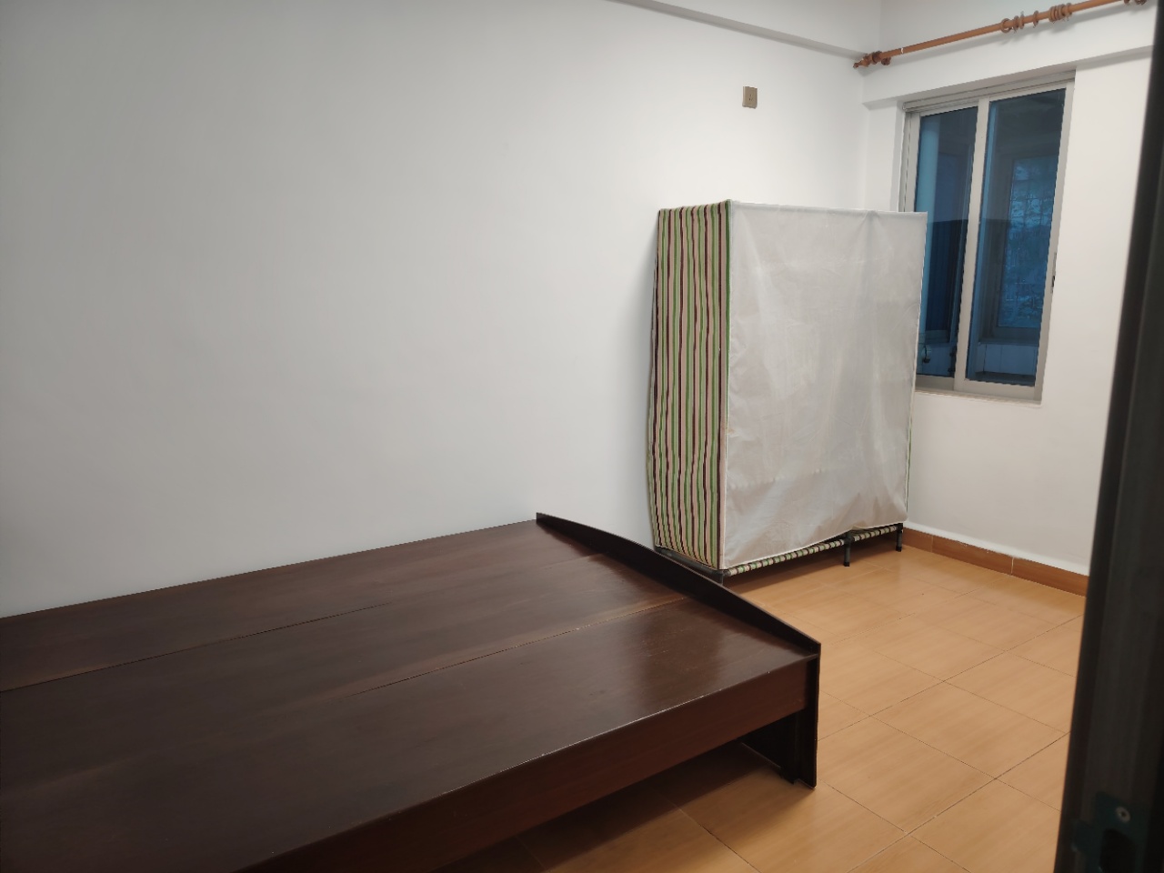 十四中学宿舍  3室2厅1卫   2500.00元/月