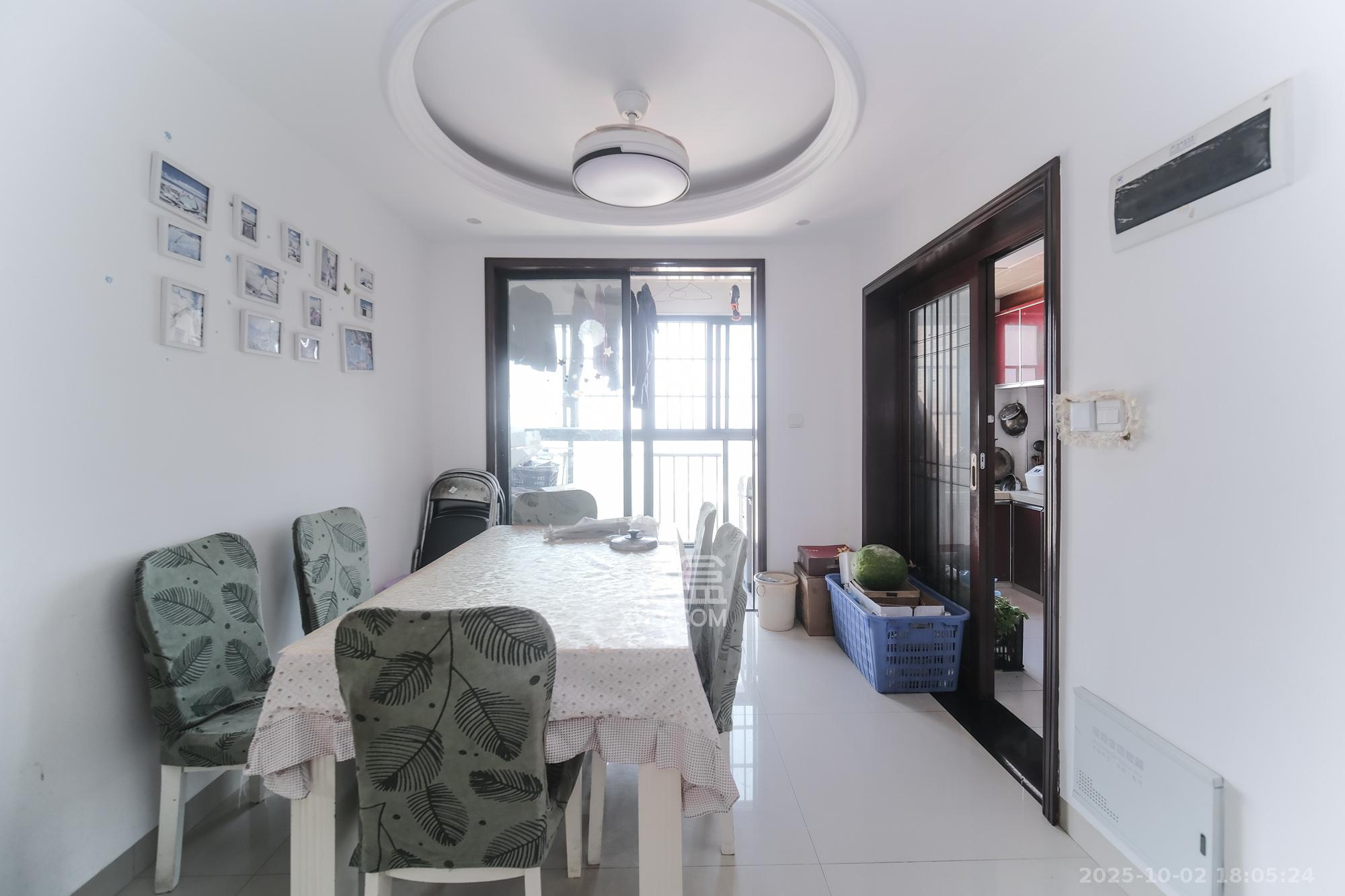 三一街区 3室2厅2卫 68.0万 三一街区 3室2厅2卫 68.0万客厅