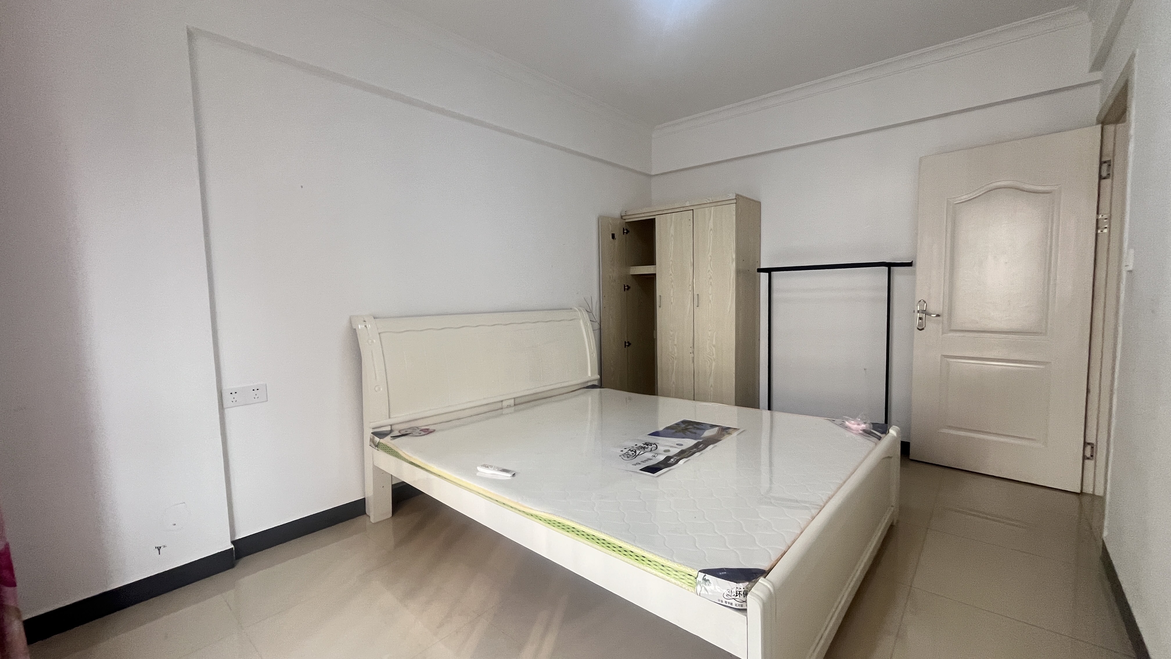 龙洲馨苑 3室2厅2卫 2200.0元/月 龙洲馨苑 3室2厅2卫 2200.0元/月室内图