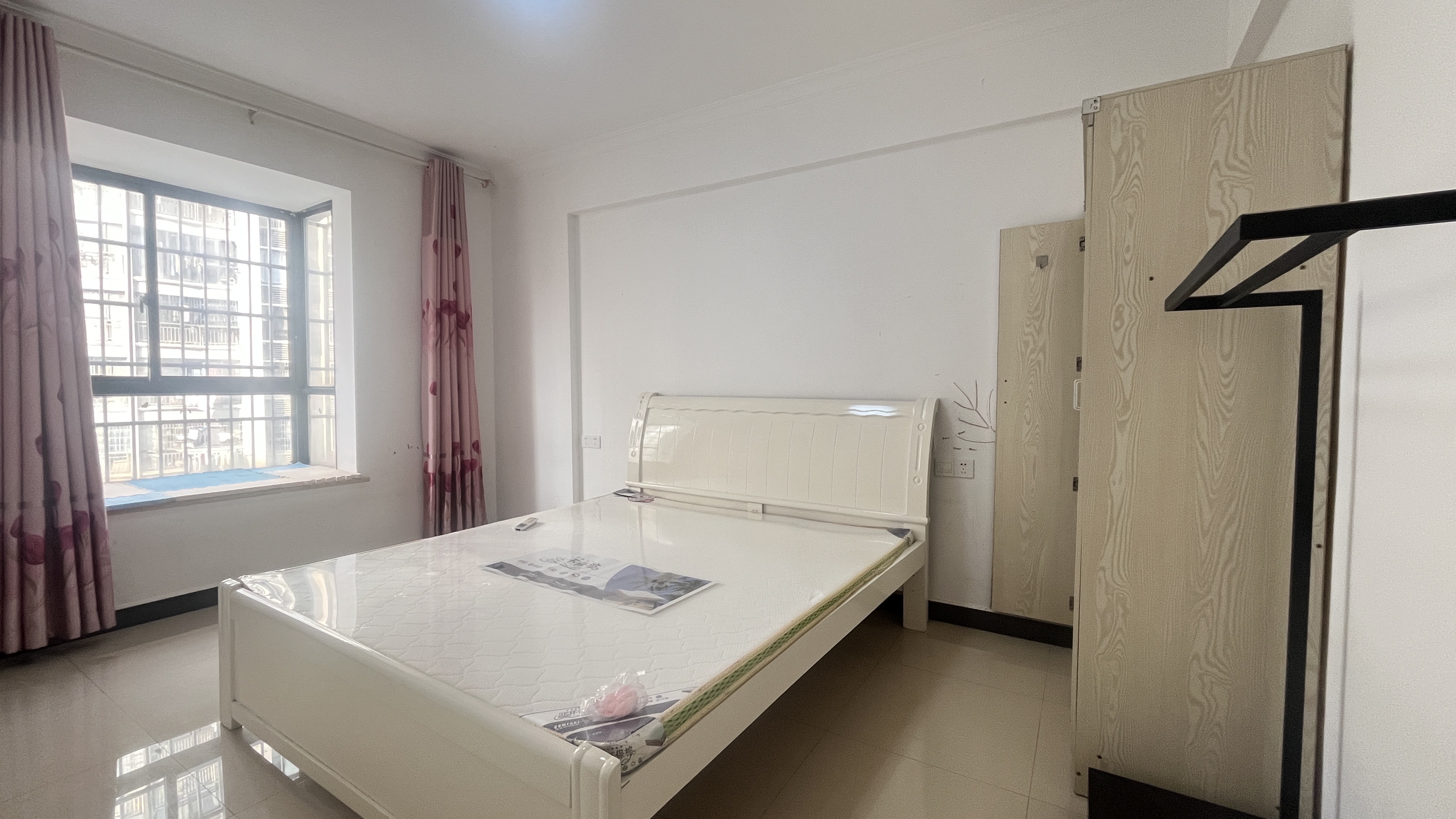 龙洲馨苑  3室2厅2卫    2200.0元/月室内图1