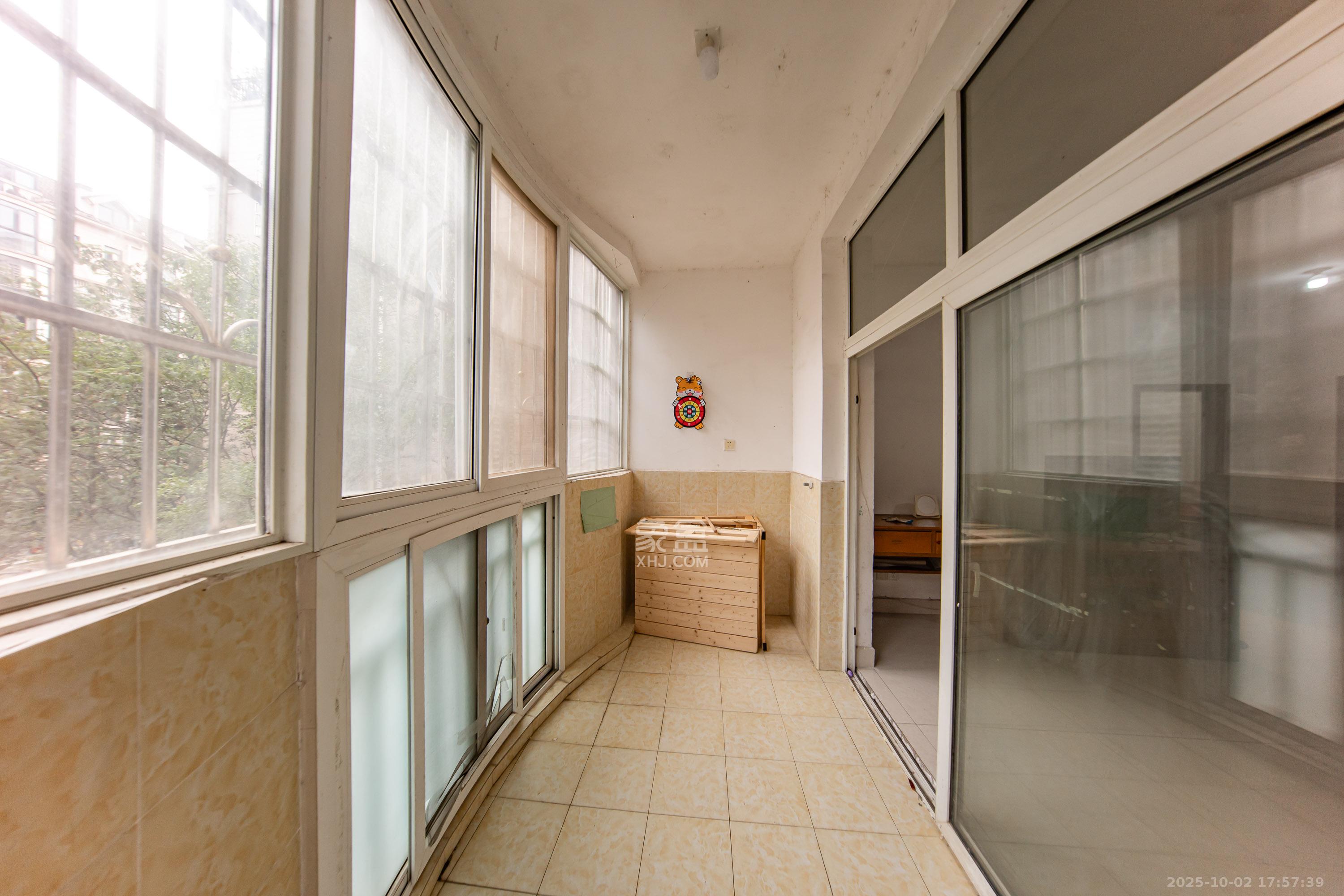 枫华府第  3室2厅2卫    46.8万阳台