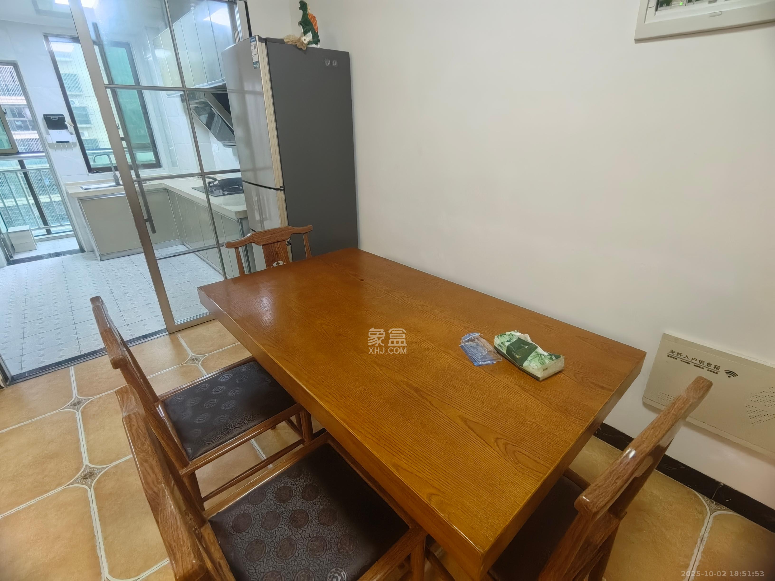 鄱阳佳郡  3室2厅2卫   2200.00元/月室内图