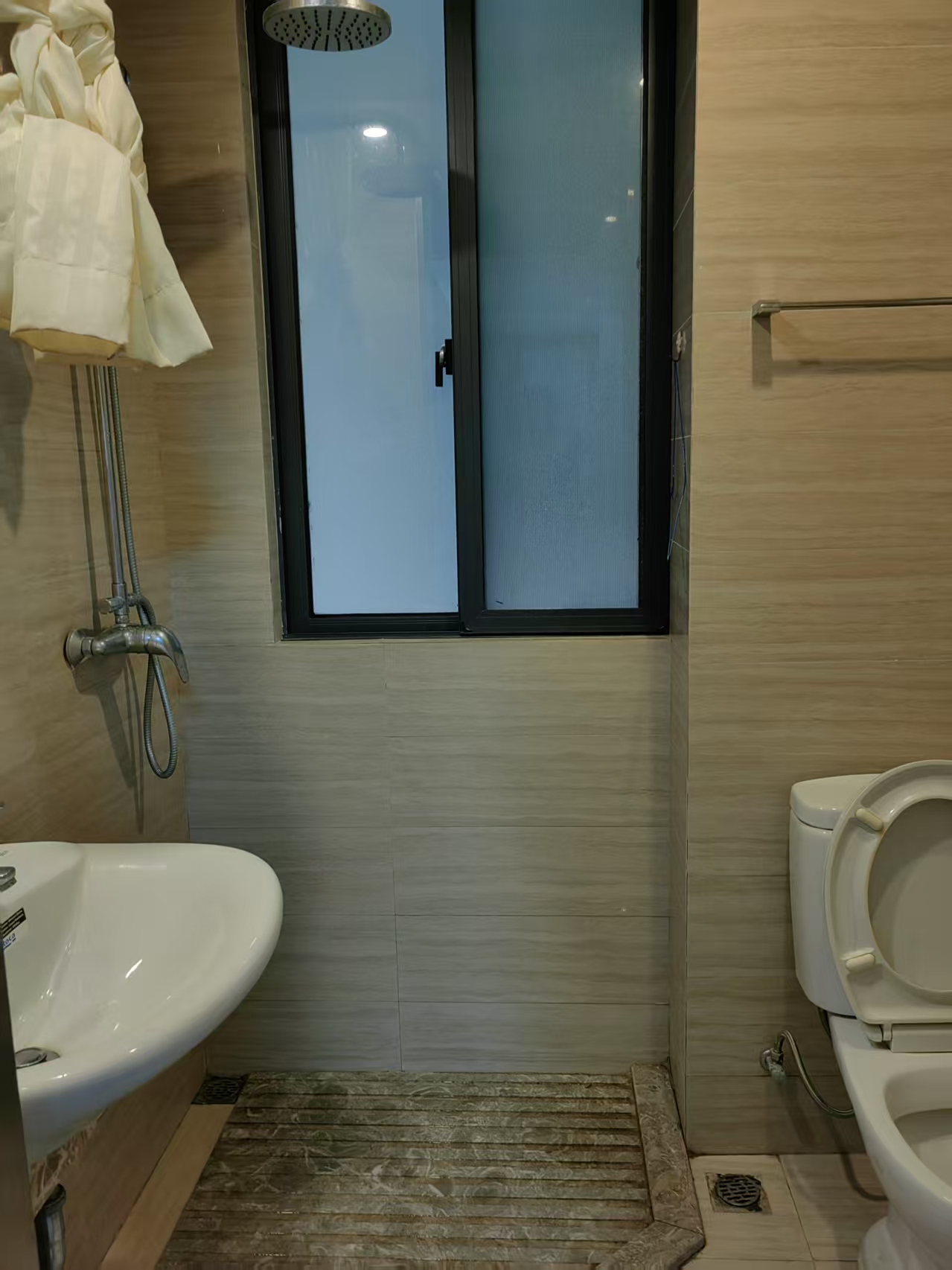 开维生态城  3室2厅2卫   2300.00元/月室内图