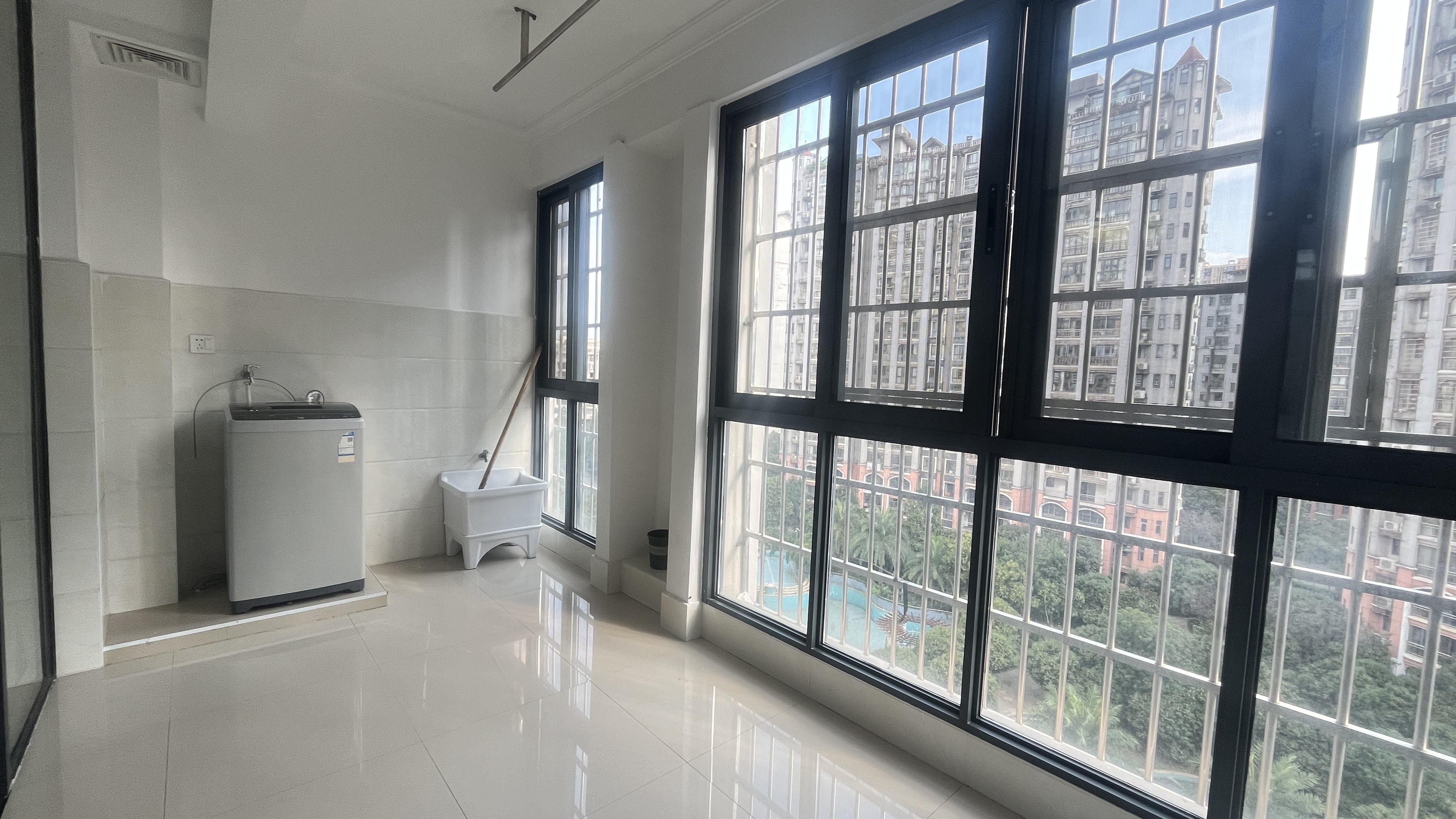 龙洲馨苑  3室2厅2卫    2200.0元/月室内图