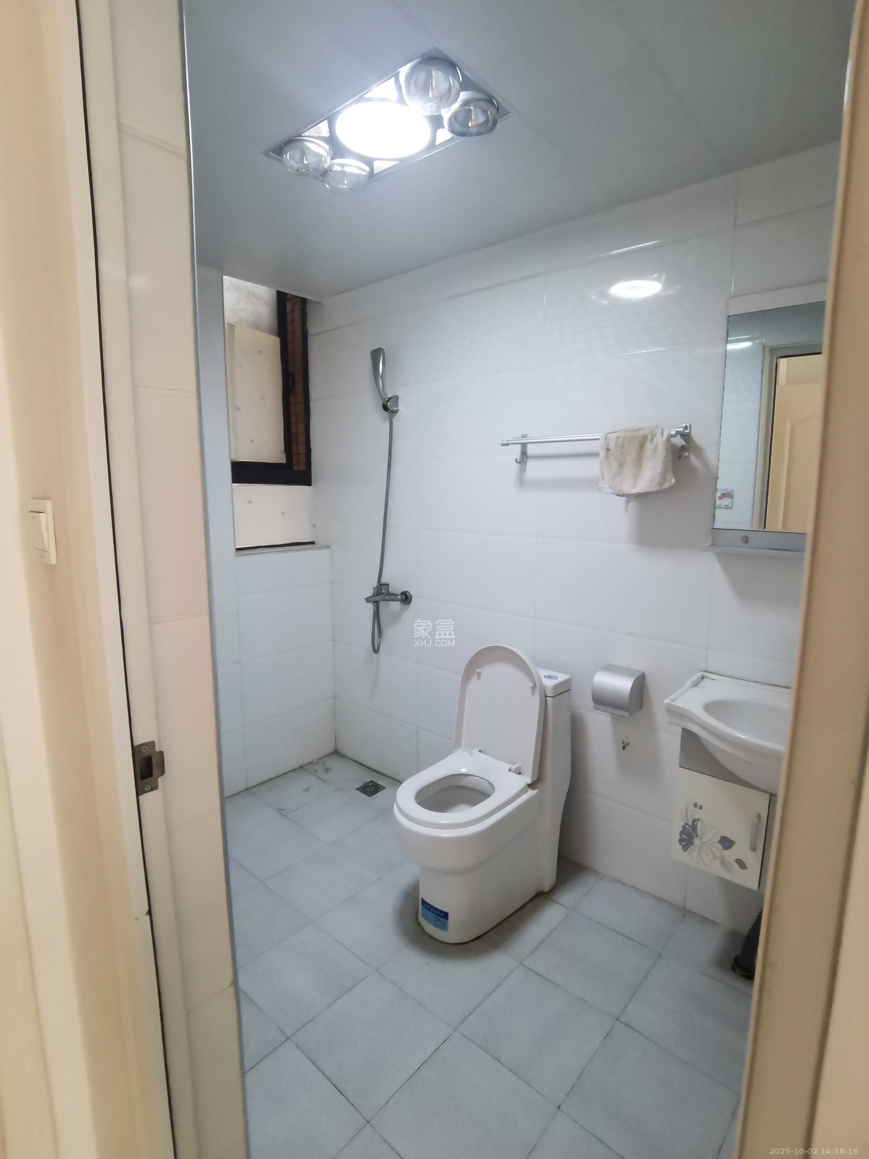 三一街区 3室2厅1卫 2000.0元/月 三一街区 3室2厅1卫 2000.0元/月室内图