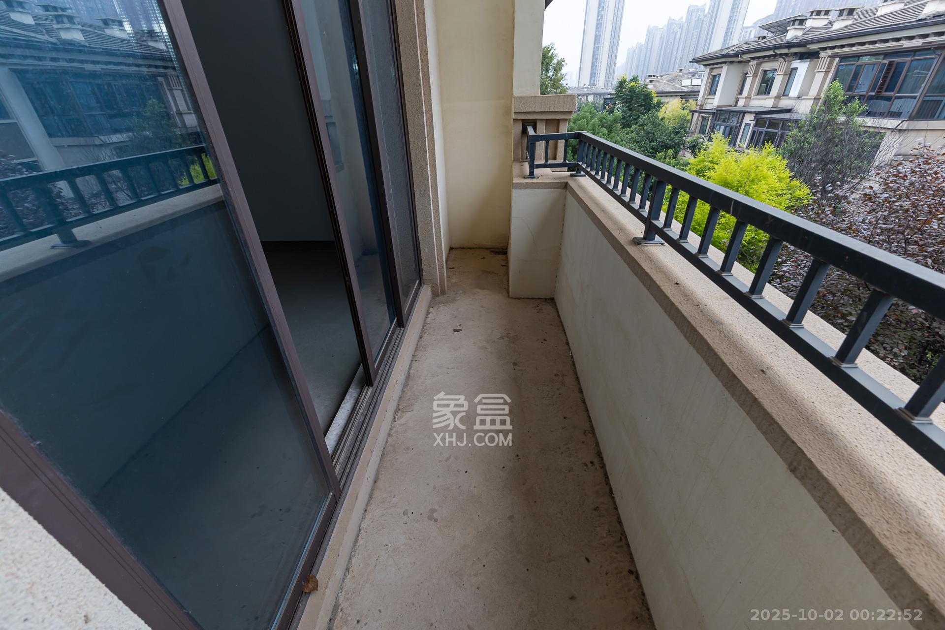 龙湖湘风原著(龙湖湘风星城) 5室2厅4卫 375.0万 龙湖湘风原著(龙湖湘风星城) 5室2厅4卫 375.0万阳台