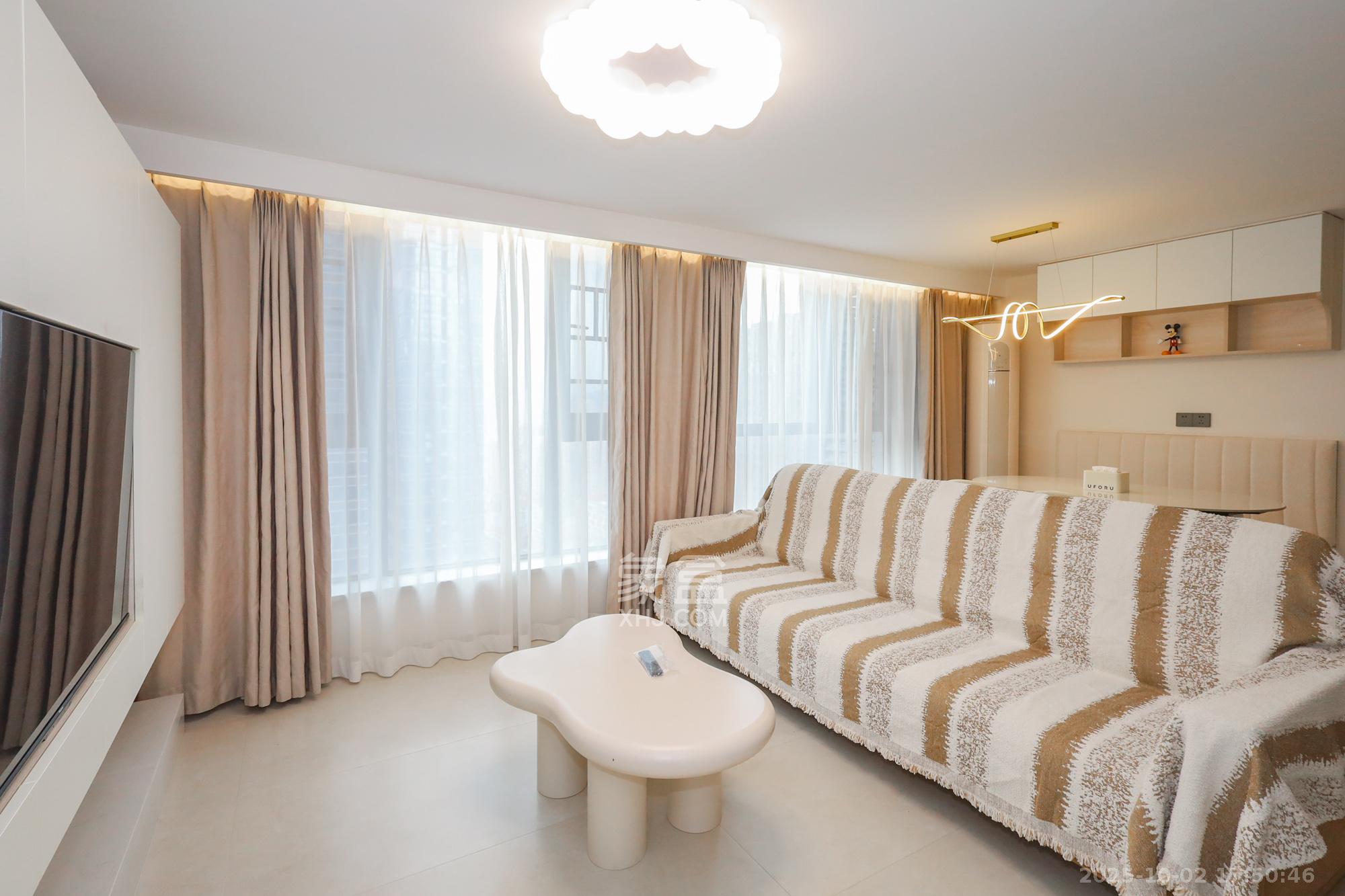 卓越中寰 2室2厅1卫 88.0万 卓越中寰 2室2厅1卫 88.0万客厅