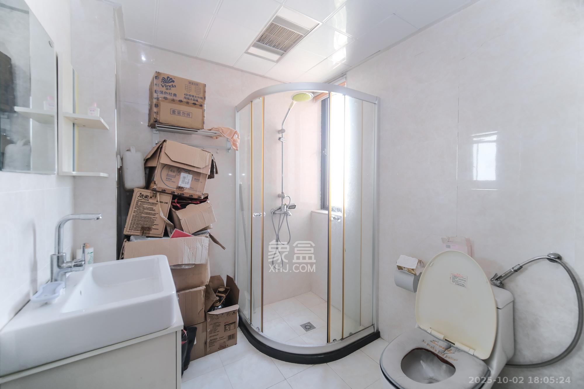 三一街区  3室2厅2卫    68.0万卫生间