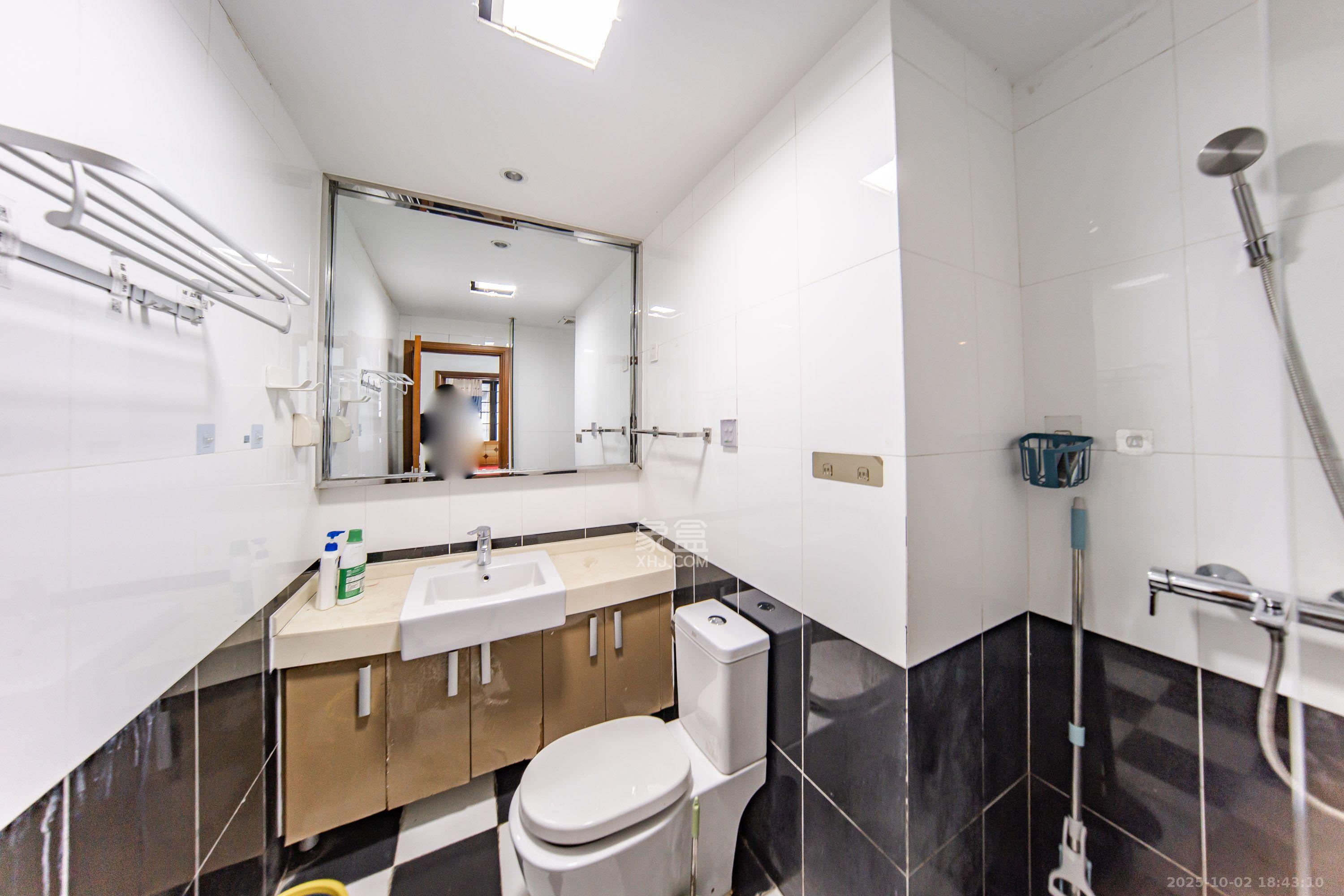 阳光100三期 4室2厅2卫 2600.0元/月 阳光100三期 4室2厅2卫 2600.0元/月室内图