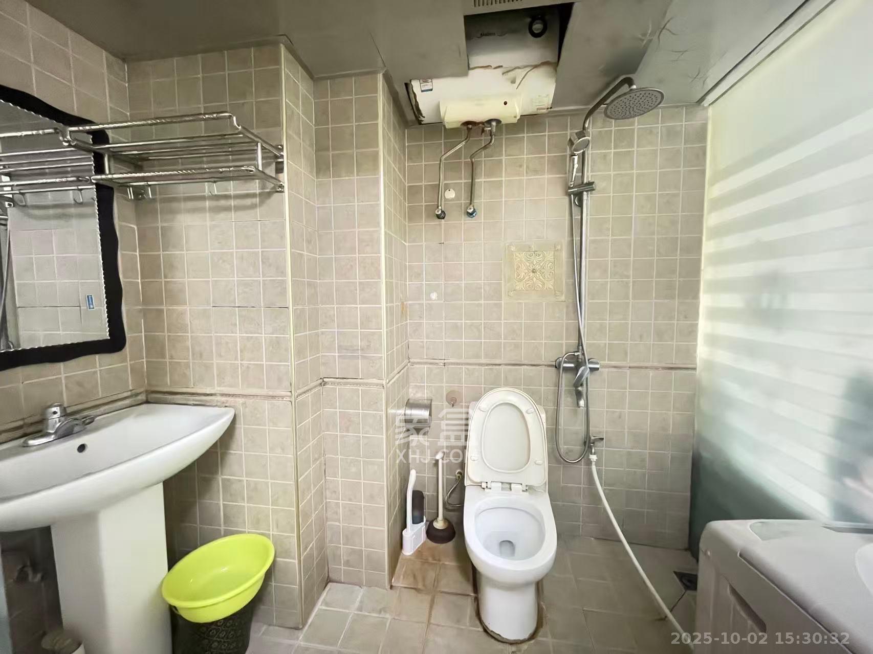 山水华景  1室1厅1卫    1300.0元/月室内图