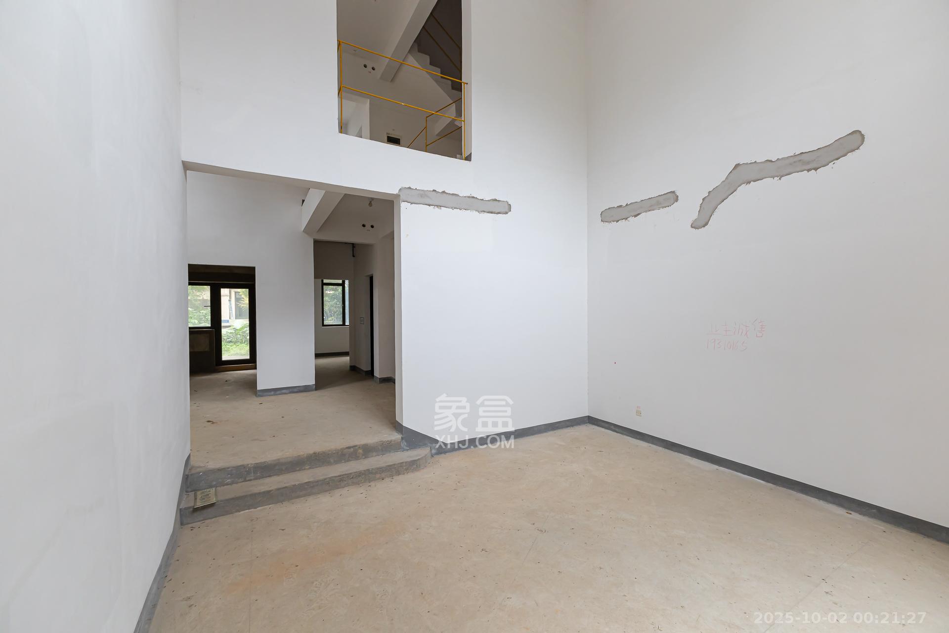 龙湖湘风原著(龙湖湘风星城) 5室2厅4卫 375.0万 龙湖湘风原著(龙湖湘风星城) 5室2厅4卫 375.0万客厅