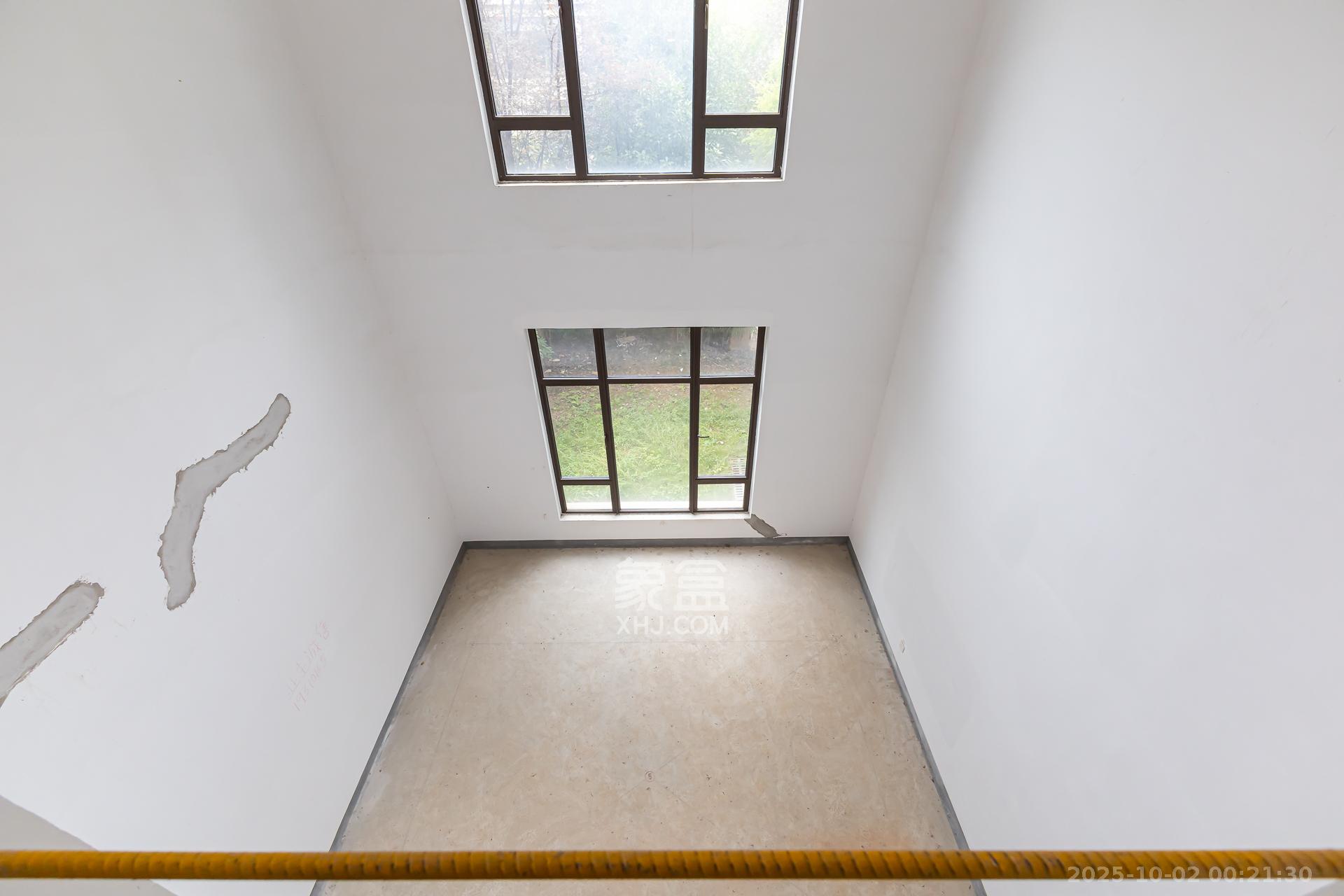 龙湖湘风原著(龙湖湘风星城) 5室2厅4卫 375.0万 龙湖湘风原著(龙湖湘风星城) 5室2厅4卫 375.0万客厅