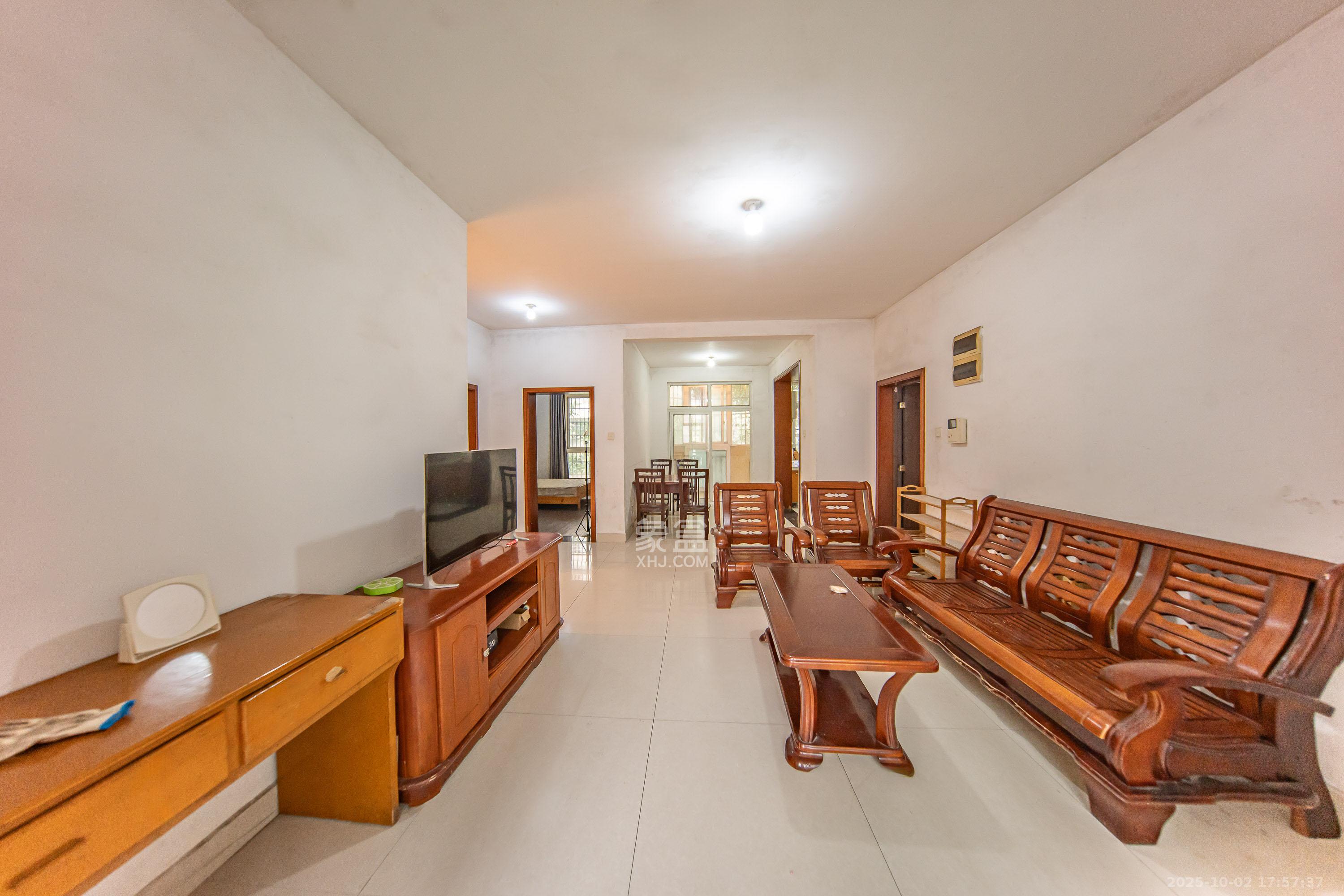 枫华府第  3室2厅2卫    46.8万 枫华府第  3室2厅2卫    46.8万客厅