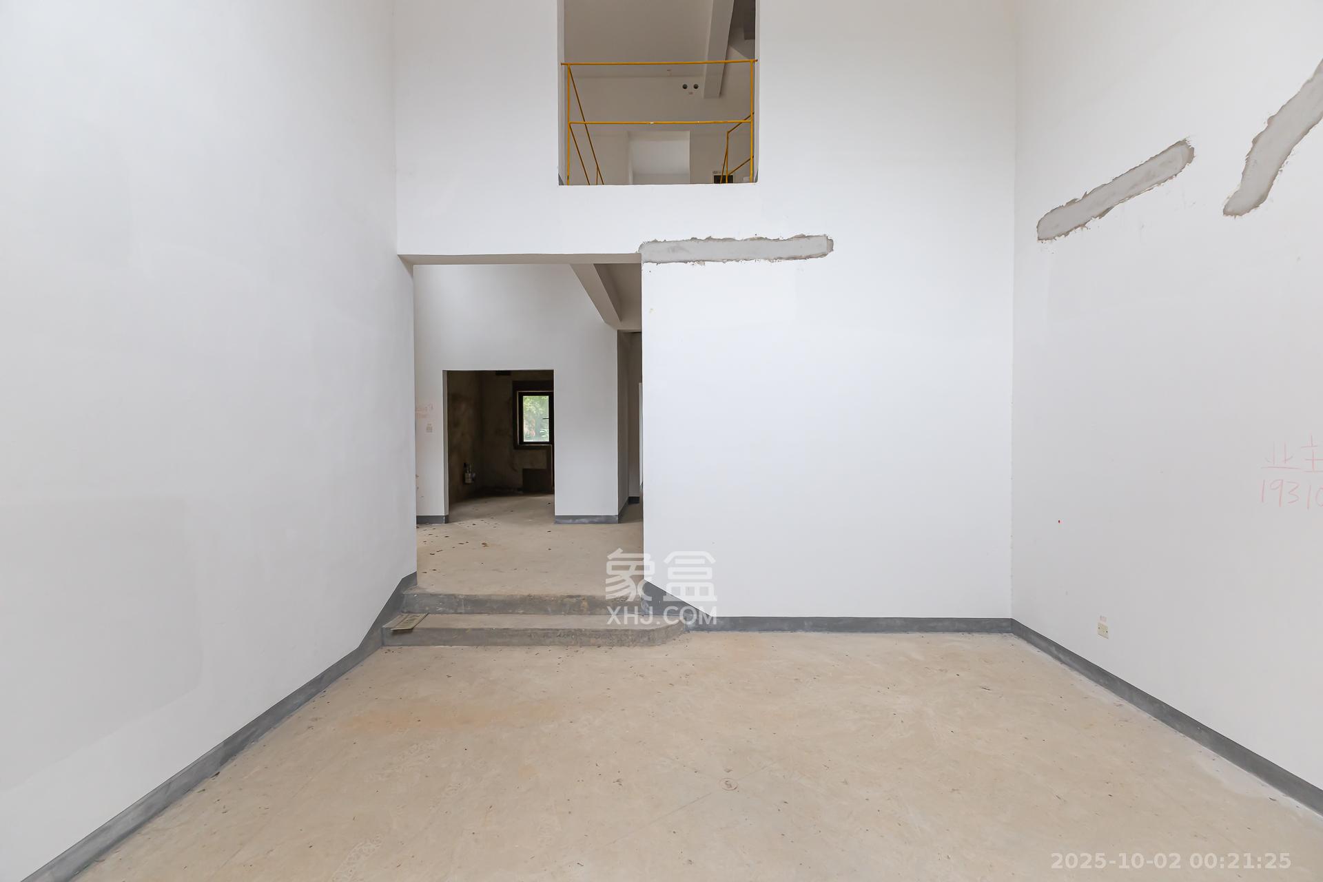 龙湖湘风原著（龙湖湘风星城）  5室2厅4卫    375.0万客厅