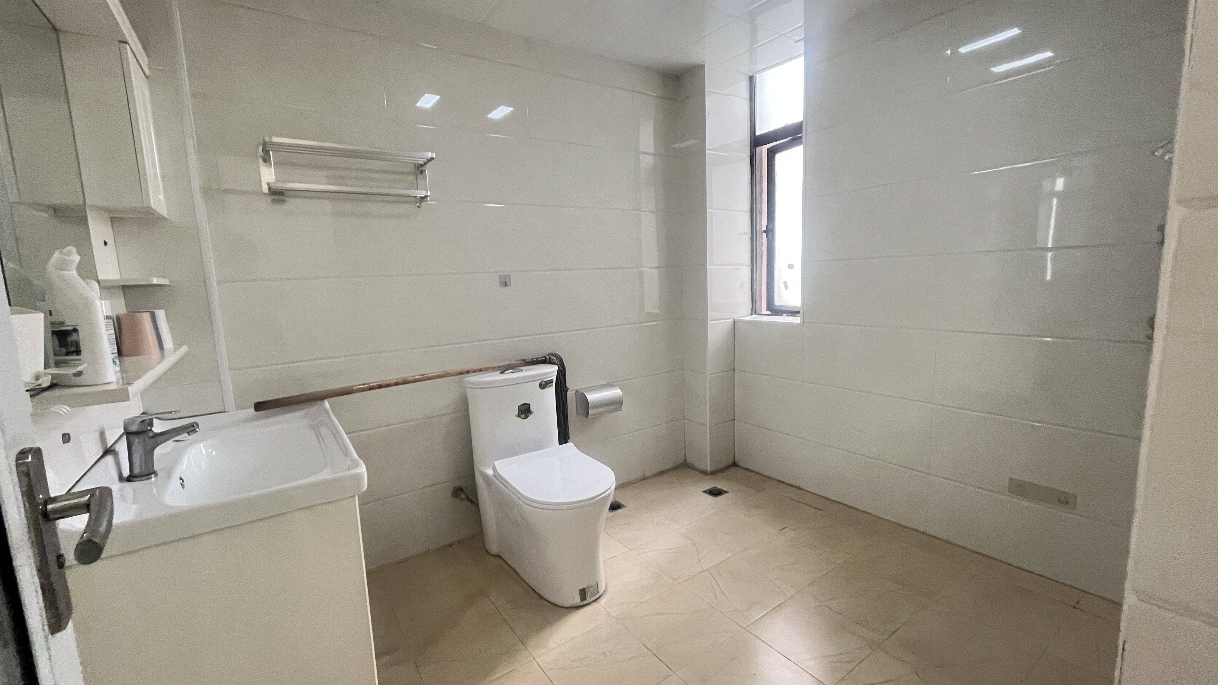 龙洲馨苑 3室2厅2卫 2200.0元/月 龙洲馨苑 3室2厅2卫 2200.0元/月室内图