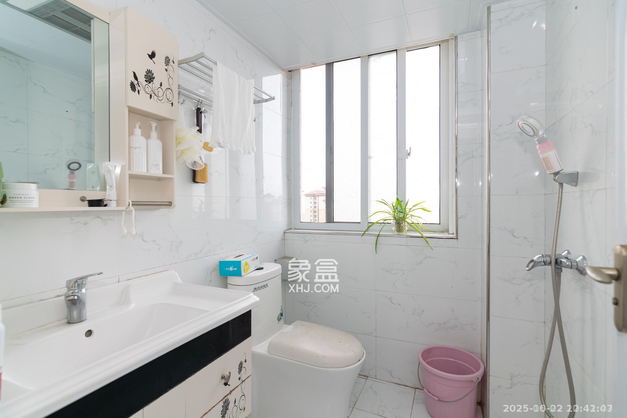 荣盛岳麓峰景  3室2厅1卫    2000.0元/月 荣盛岳麓峰景  3室2厅1卫    2000.0元/月