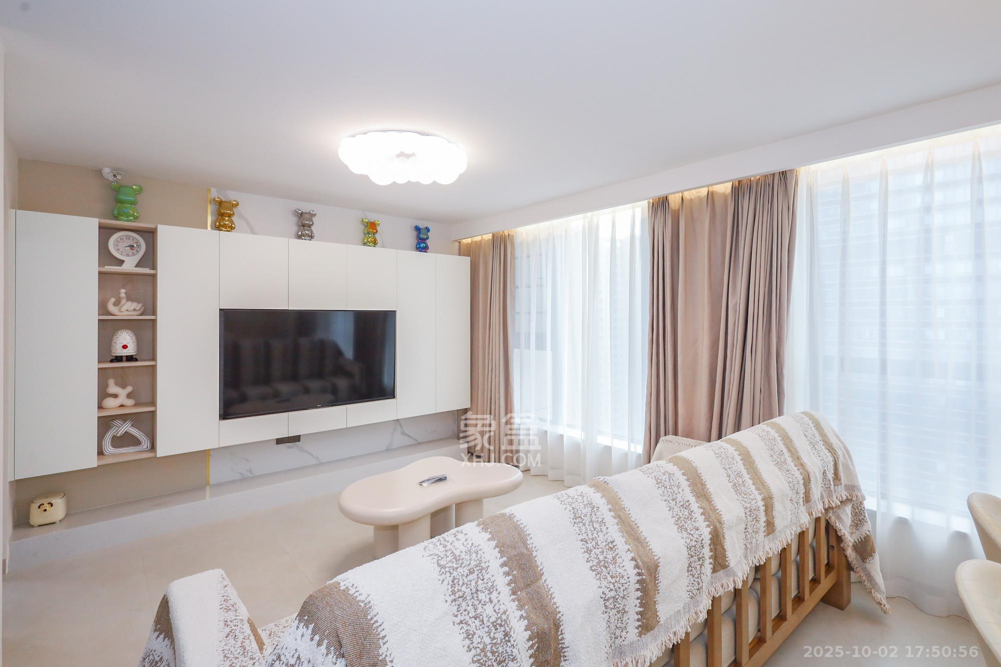 卓越中寰  2室2厅1卫    88.0万客厅