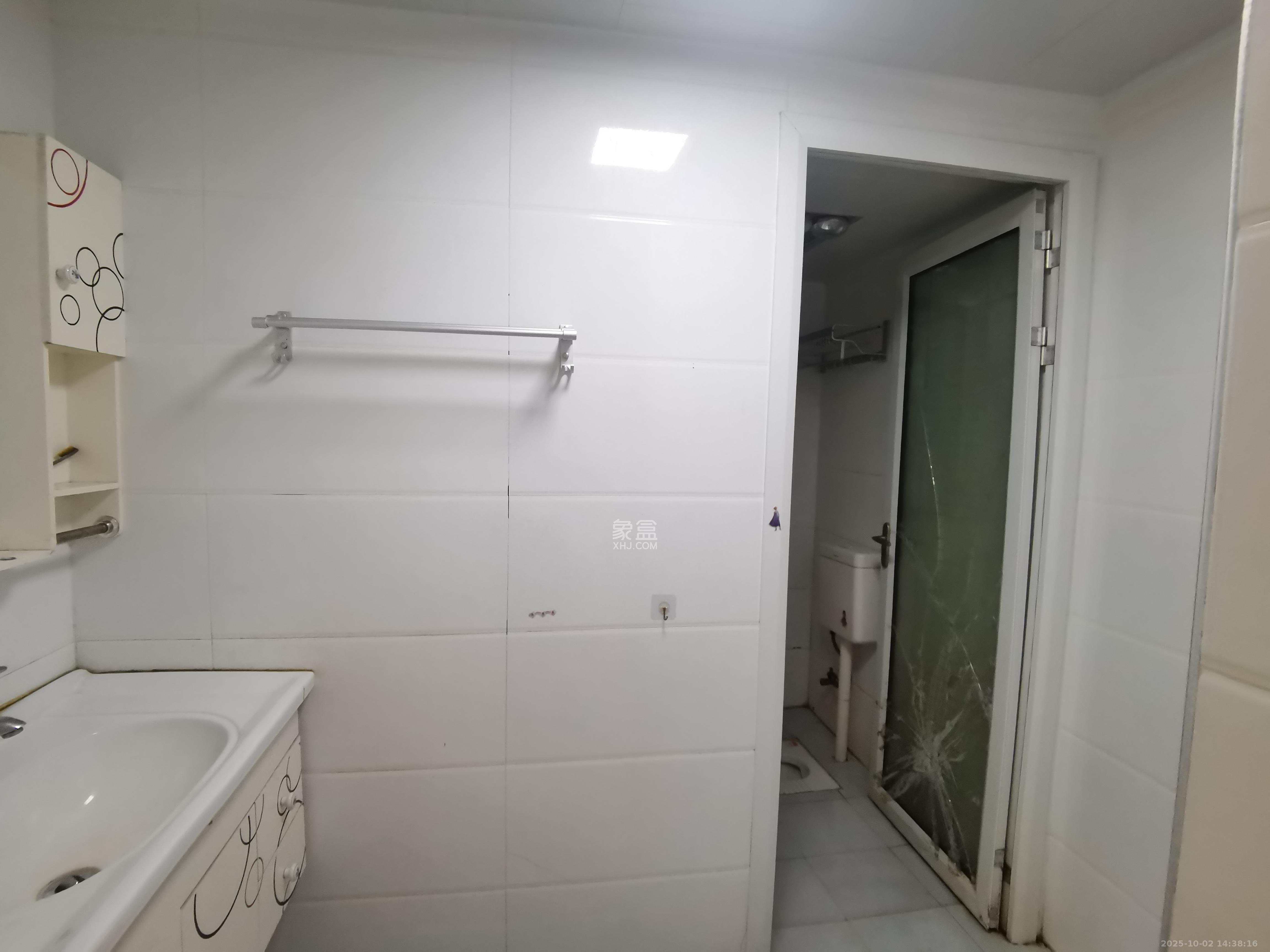 三一街区  3室2厅1卫    2000.0元/月室内图