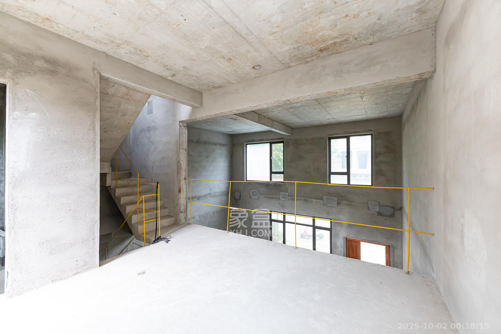 龙湖璟宸原著(龙湖紫宸) 5室2厅4卫 285.0万 龙湖璟宸原著(龙湖紫宸) 5室2厅4卫 285.0万客厅