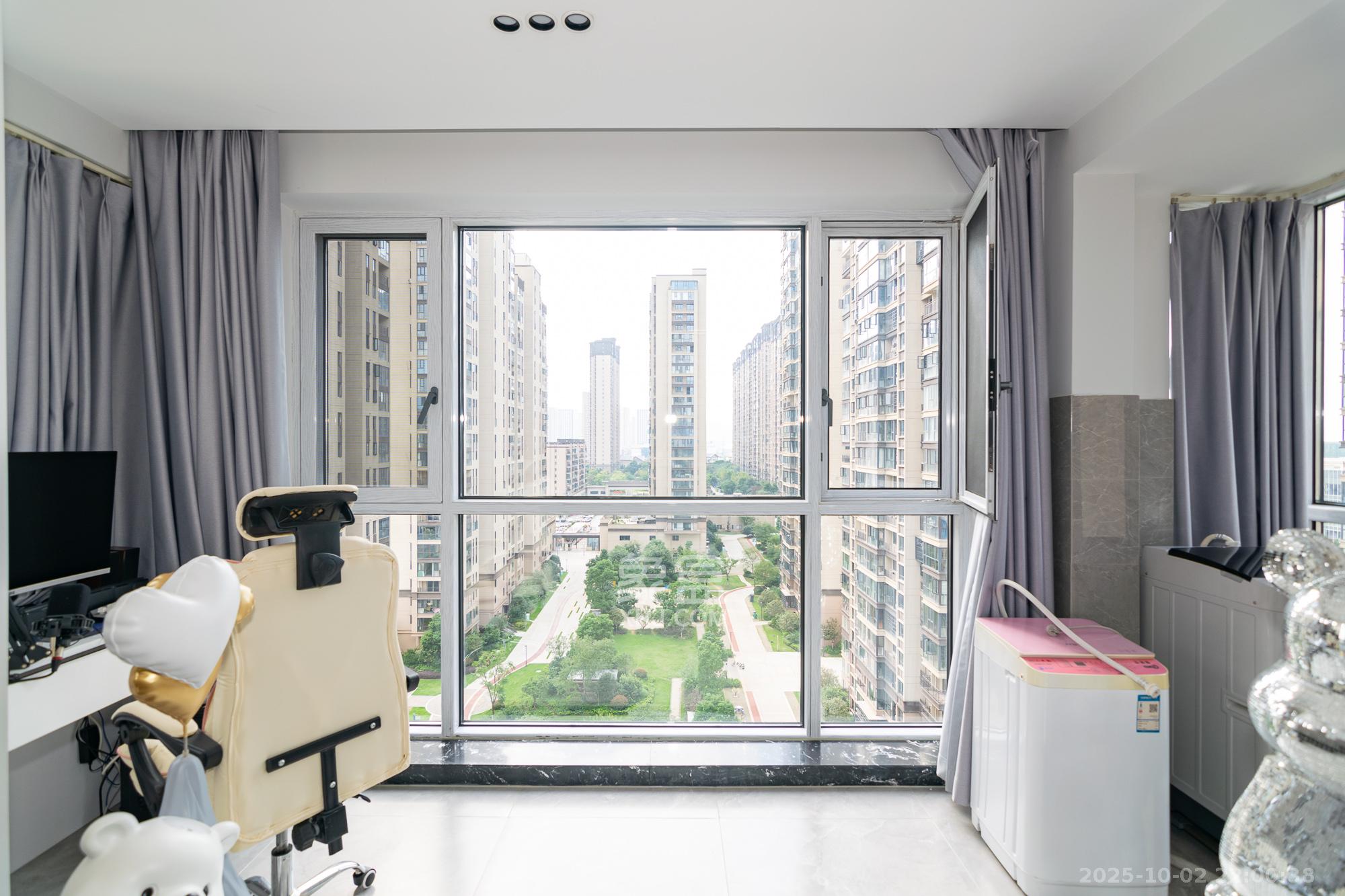 澳海望洲府  4室2厅2卫    69.8万阳台