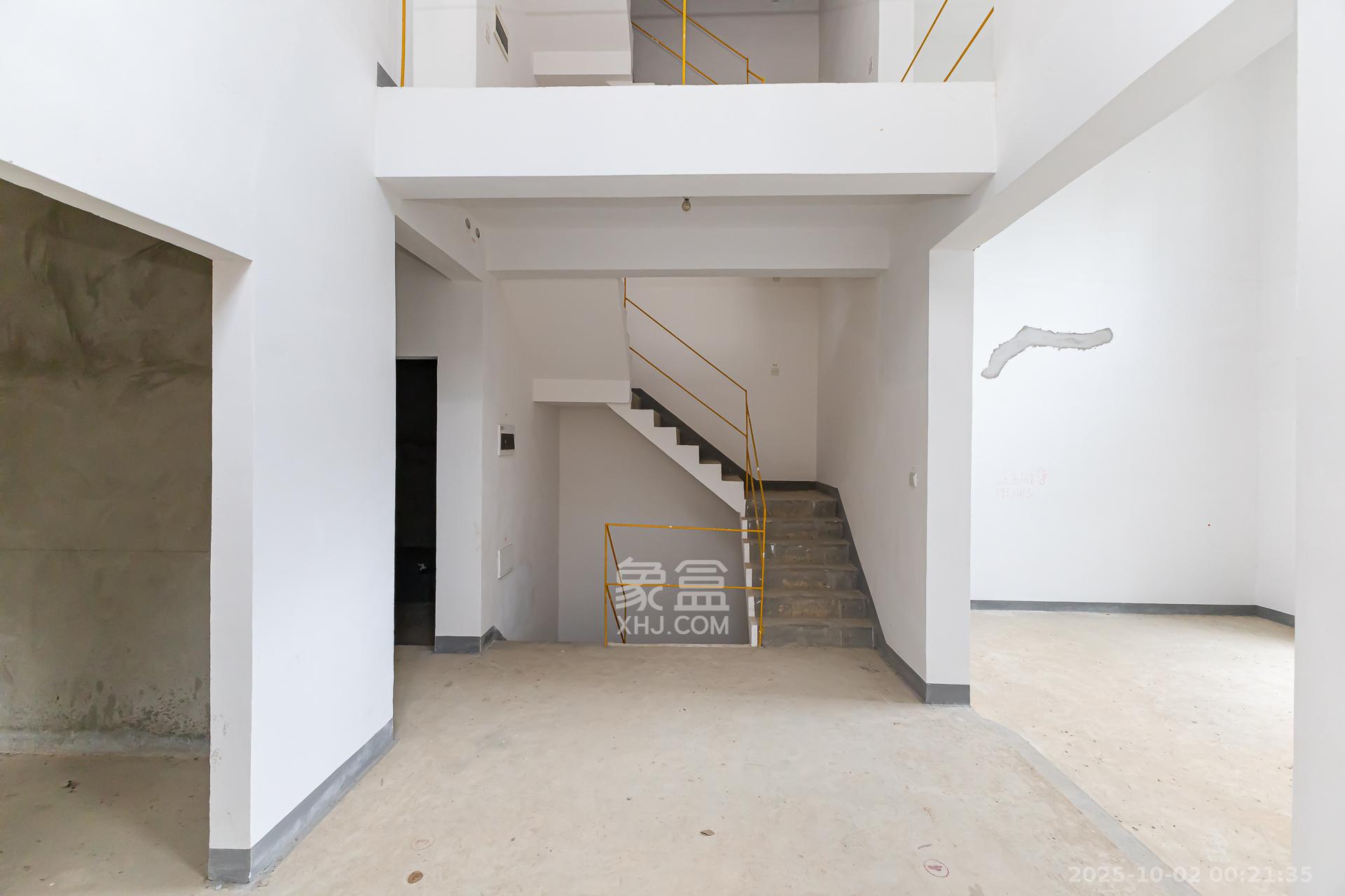 龙湖湘风原著（龙湖湘风星城）  5室2厅4卫    375.0万客厅