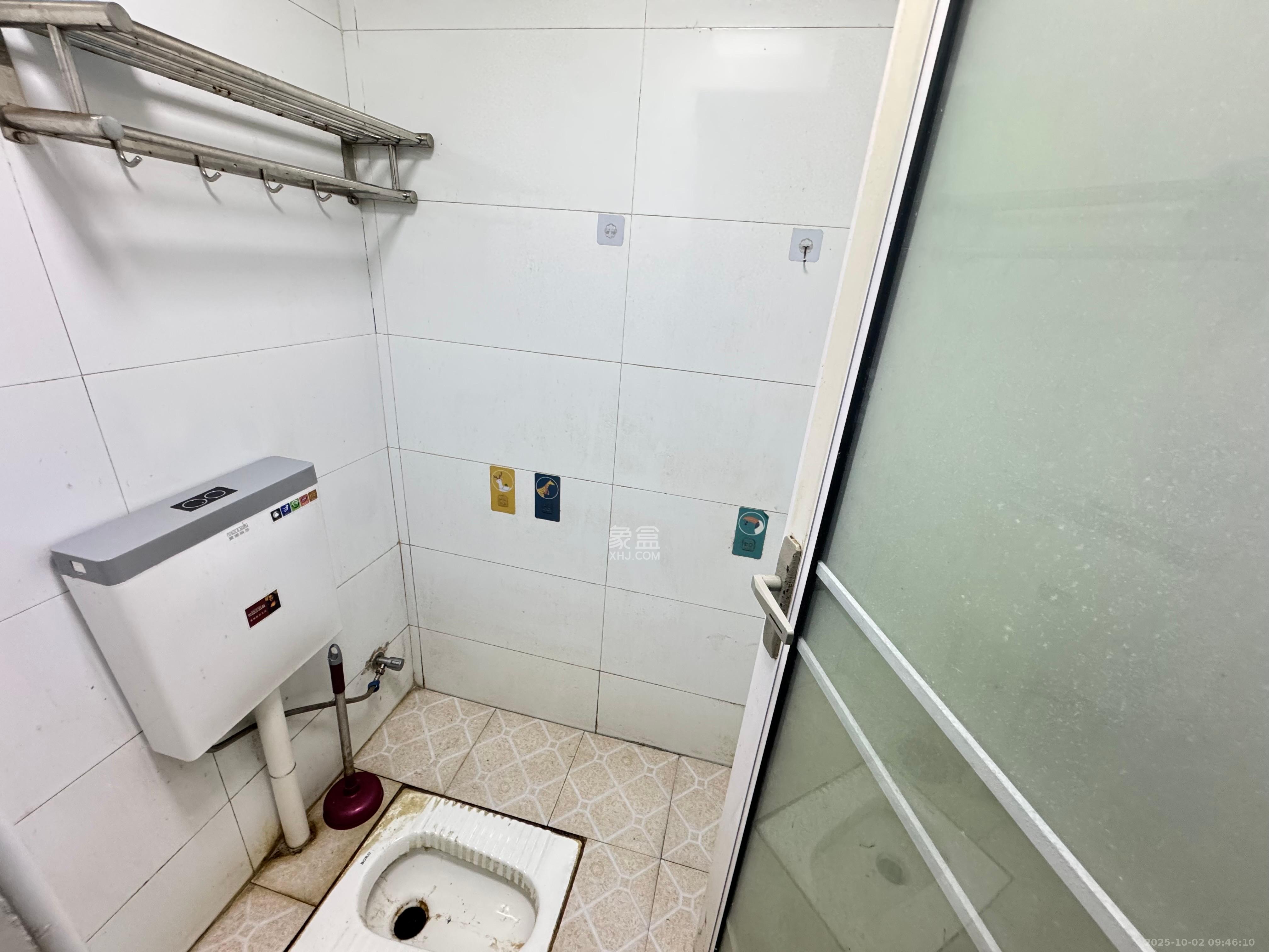 市直属机关宿舍 3室2厅1卫 1800.0元/月 市直属机关宿舍 3室2厅1卫 1800.0元/月室内图