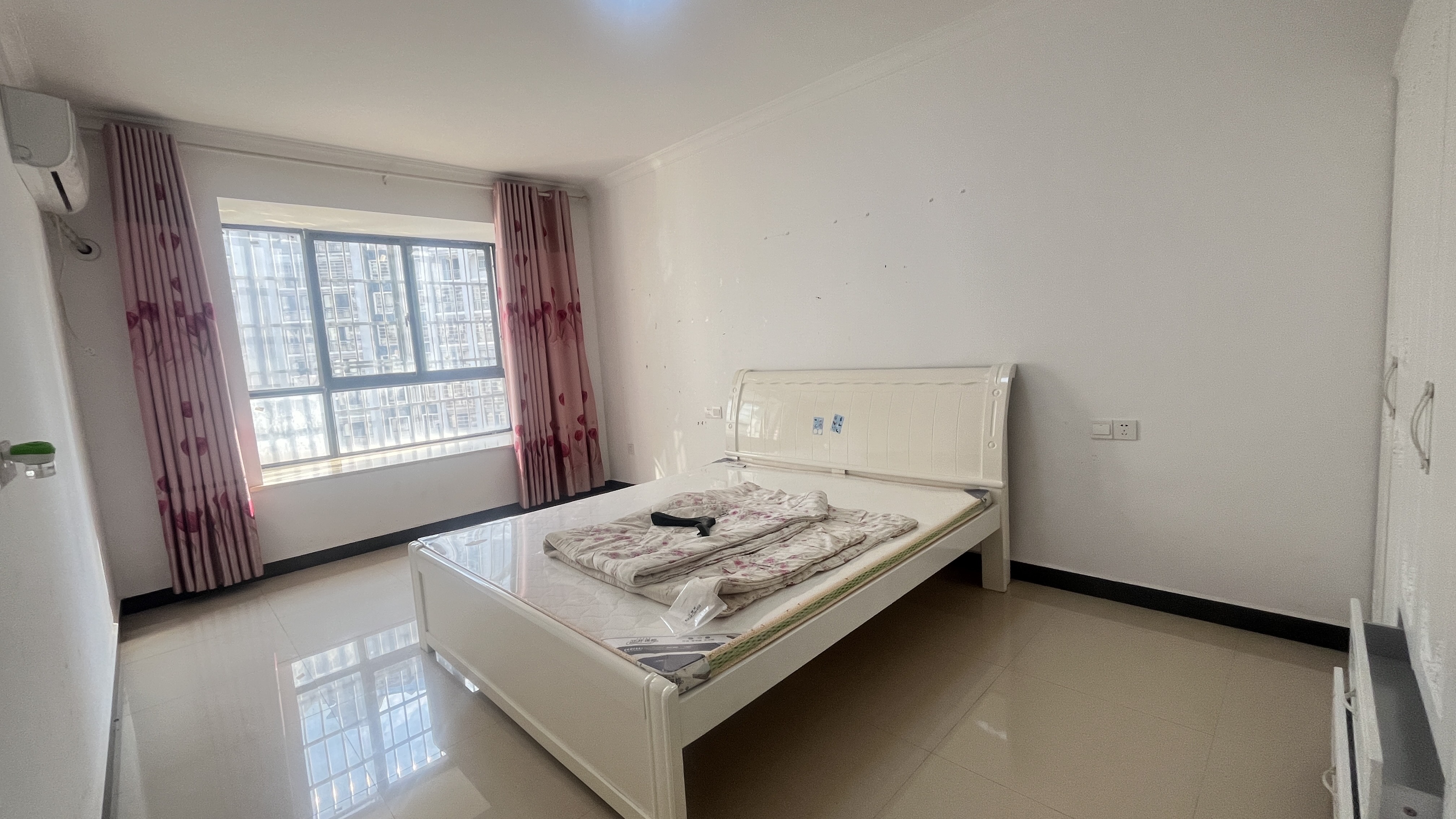 龙洲馨苑 3室2厅2卫 2200.0元/月 龙洲馨苑 3室2厅2卫 2200.0元/月室内图