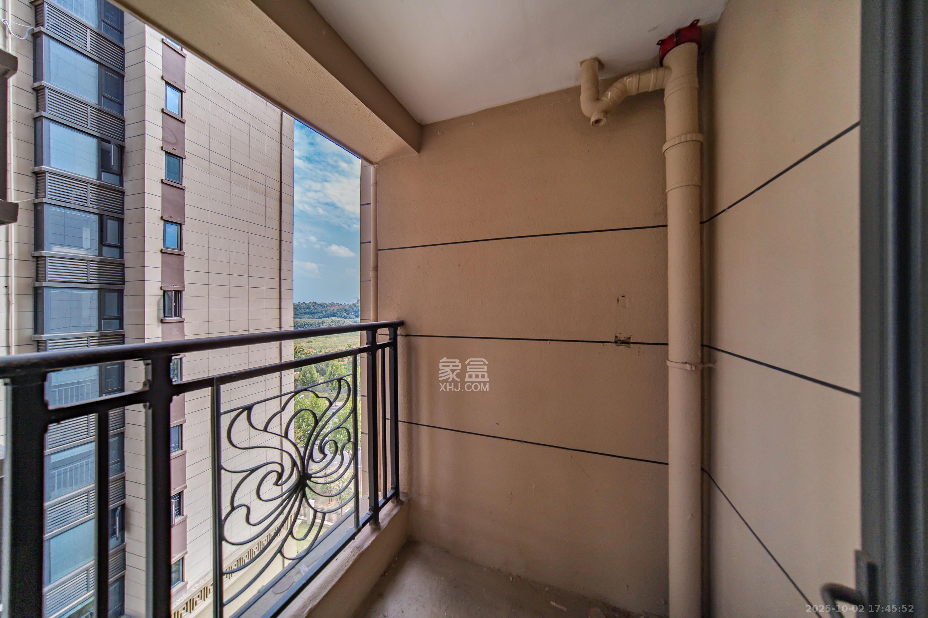 梦想滨江左岸  3室2厅2卫    73.0万阳台