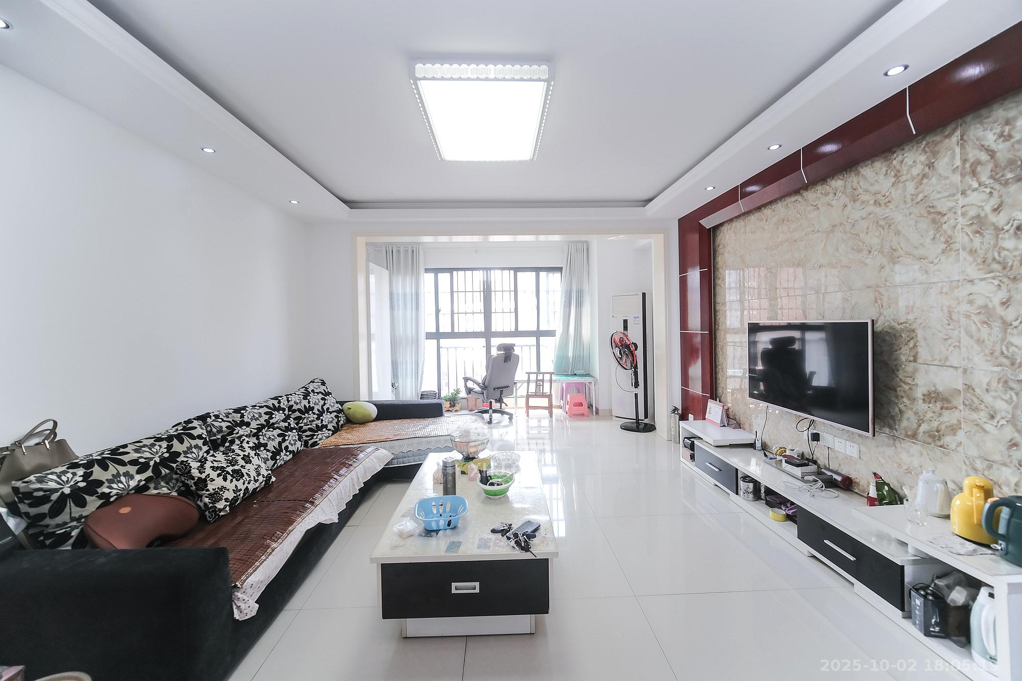 三一街区 3室2厅2卫 68.0万 三一街区 3室2厅2卫 68.0万客厅