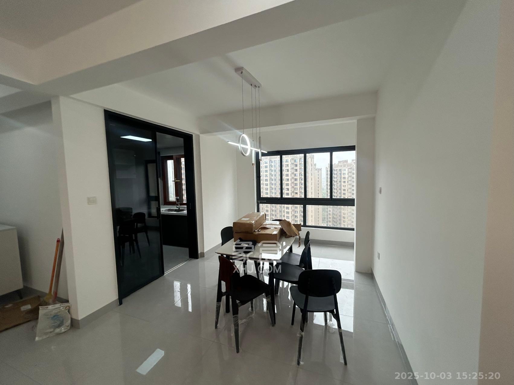 天麓尚层  4室2厅2卫    2800.0元/月室内图