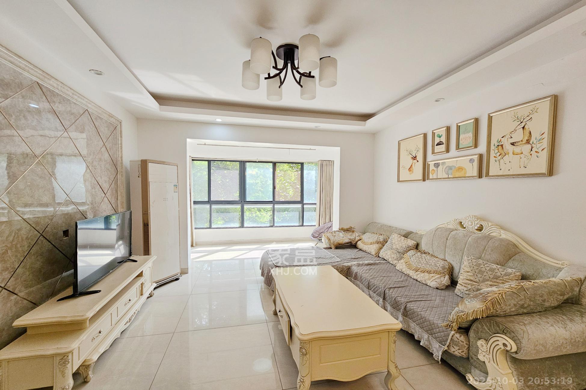 融科檀香山(融科紫檀、香山国际) 2室2厅1卫 85.0万 融科檀香山(融科紫檀、香山国际) 2室2厅1卫 85.0万客厅