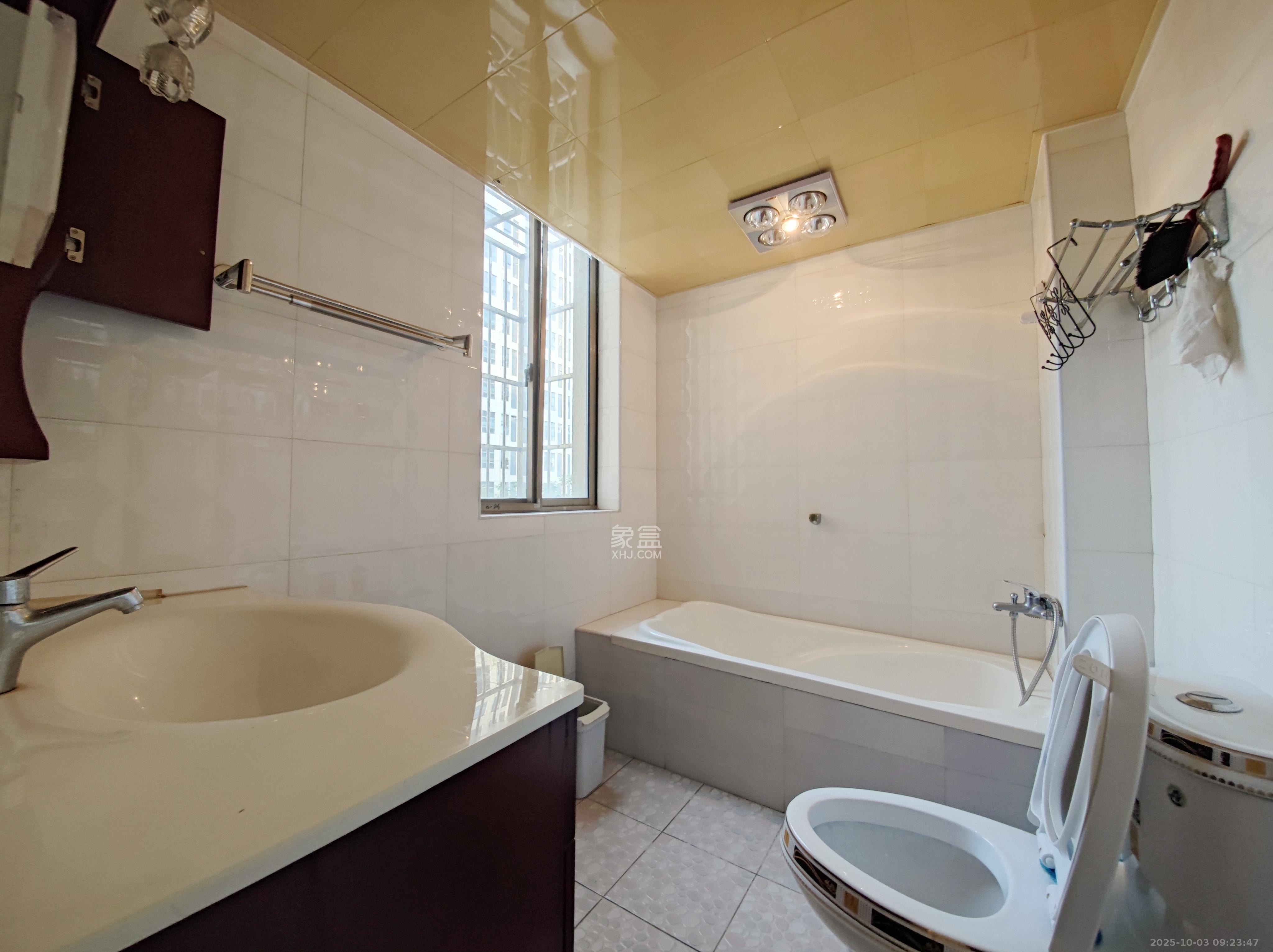 金色比华利 1室2厅1卫 2300.0元/月 金色比华利 1室2厅1卫 2300.0元/月室内图