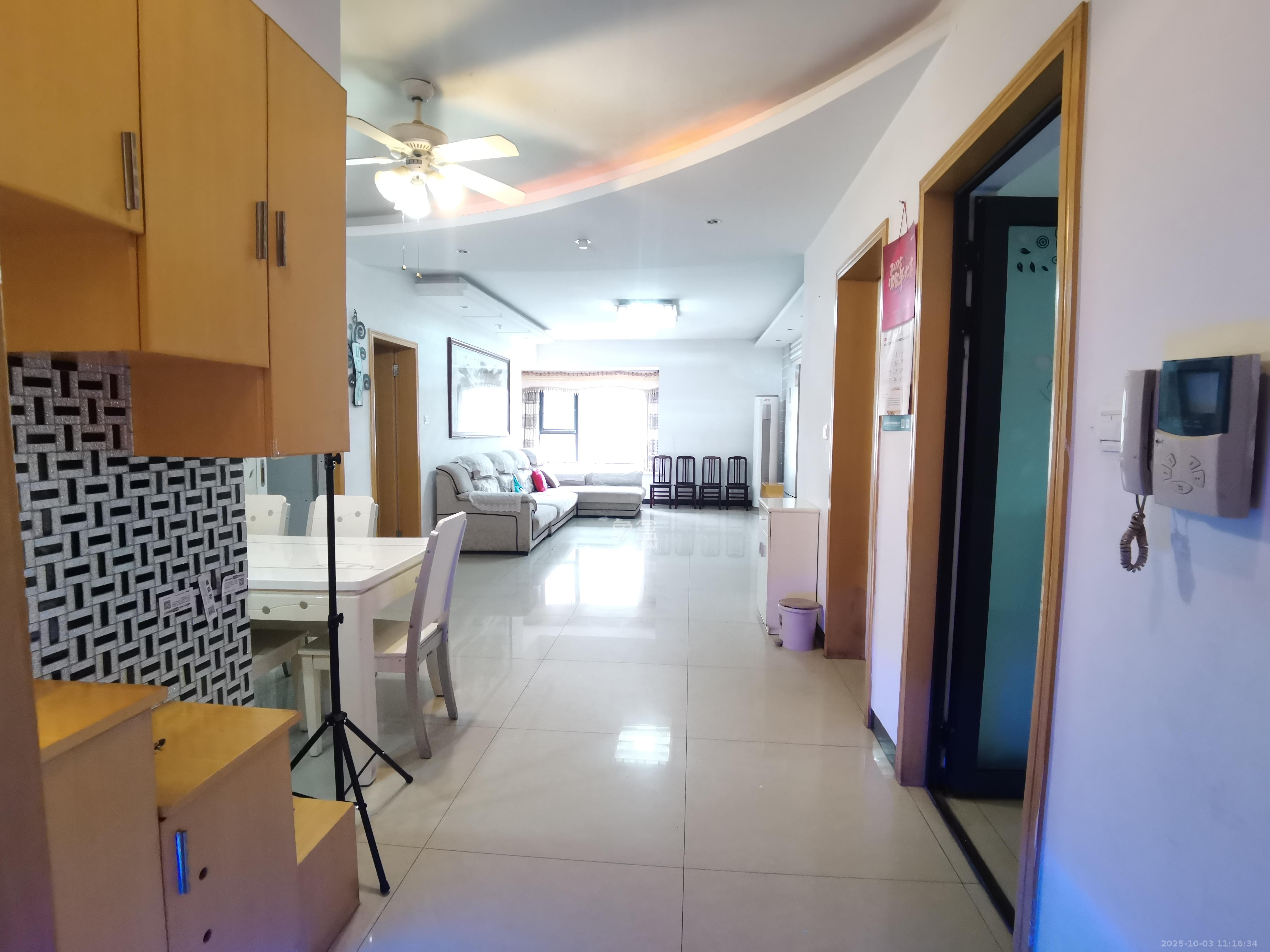 三一街区  4室2厅2卫    2200.0元/月室内图