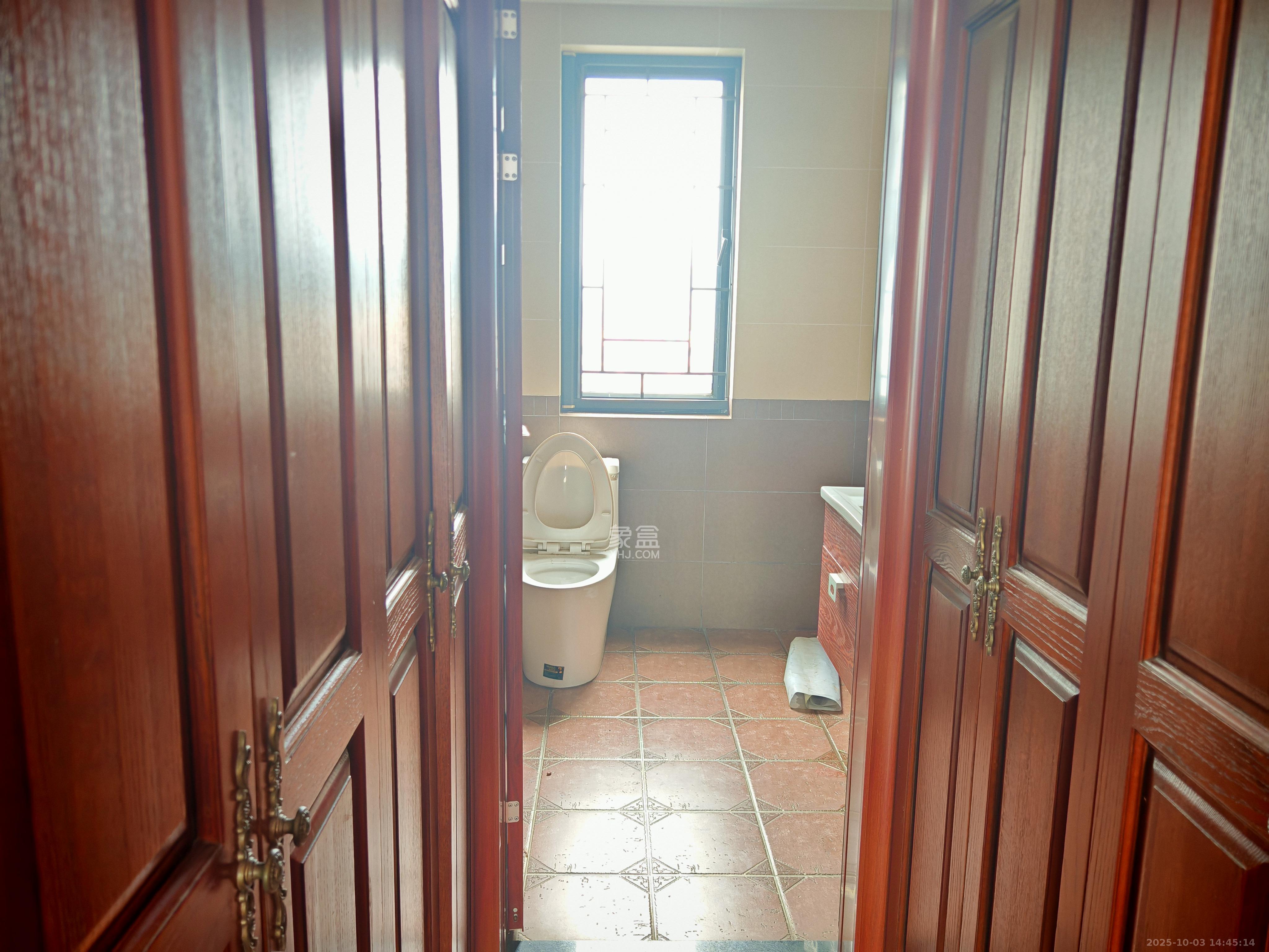 莱茵城 3室2厅2卫 2300.0元/月 莱茵城 3室2厅2卫 2300.0元/月室内图