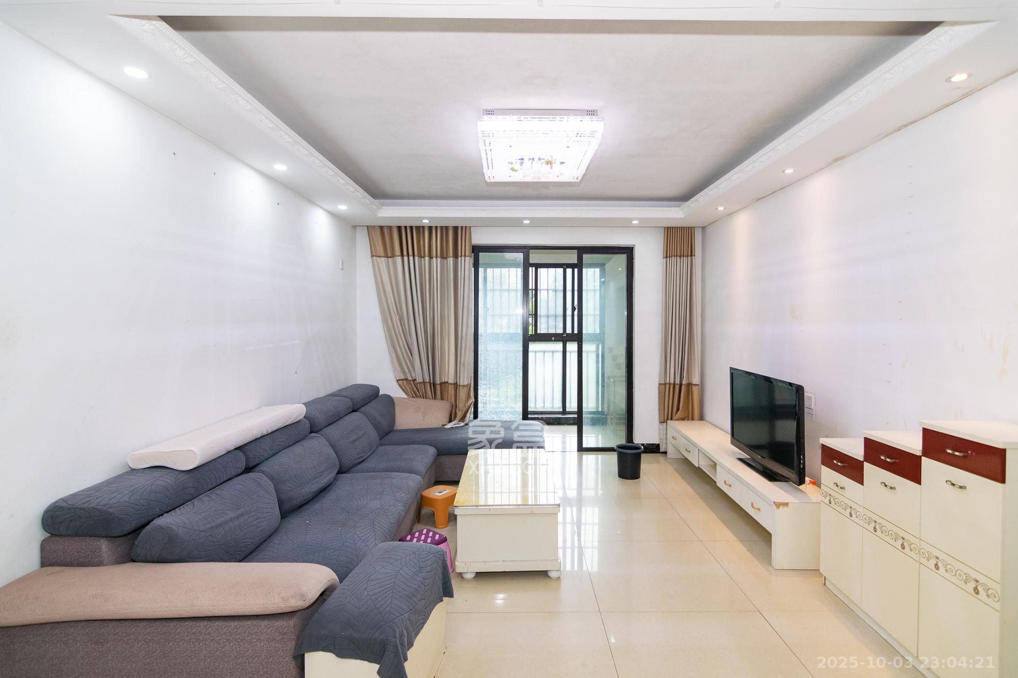 新城国际花都 3室2厅2卫 68.0万 新城国际花都 3室2厅2卫 68.0万客厅