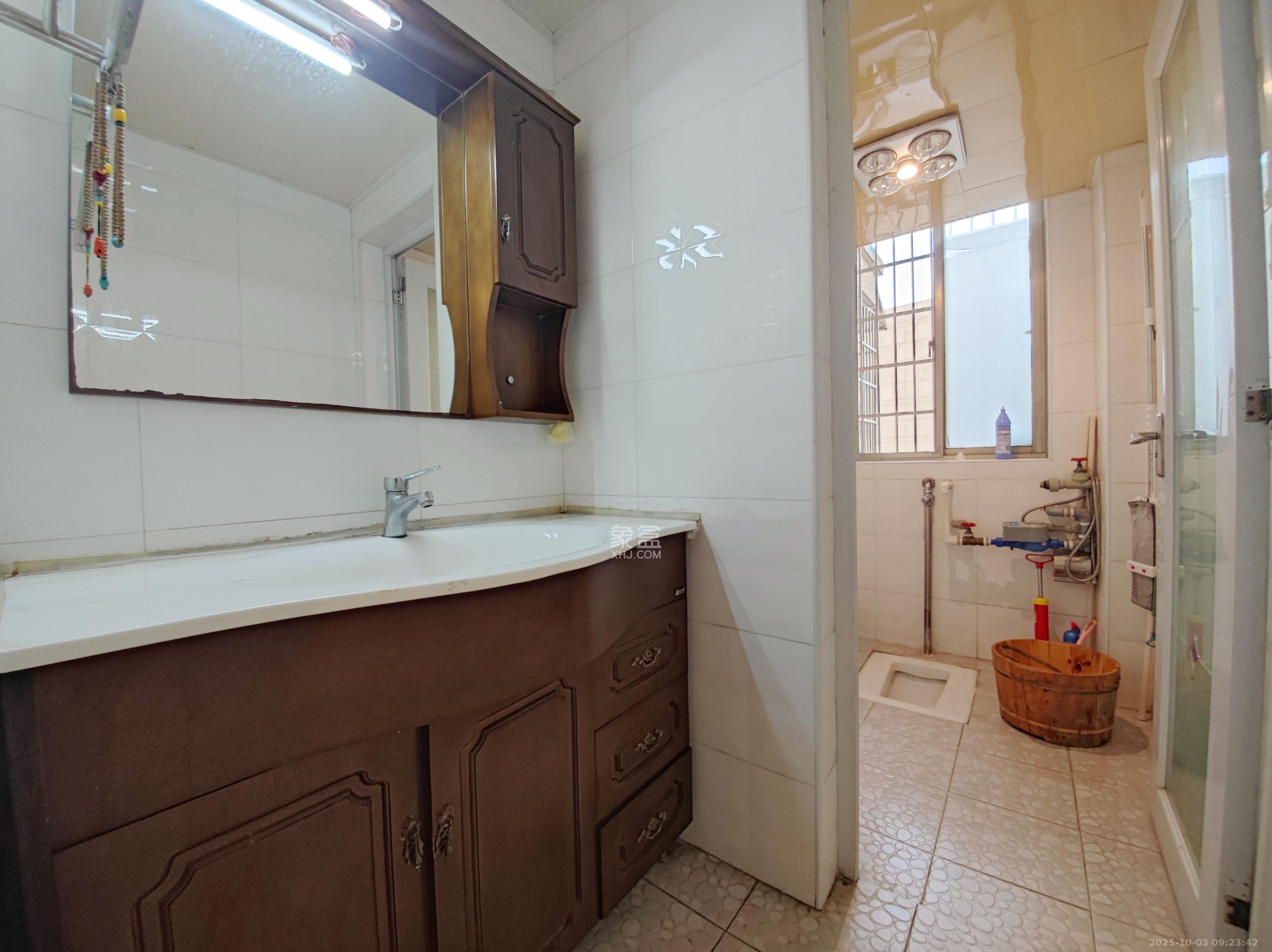 金色比华利 1室2厅1卫 2300.0元/月 金色比华利 1室2厅1卫 2300.0元/月室内图