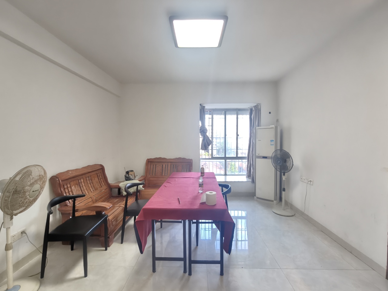 丘海佳源 3室2厅1卫 2100.0元/月 丘海佳源 3室2厅1卫 2100.0元/月室内图