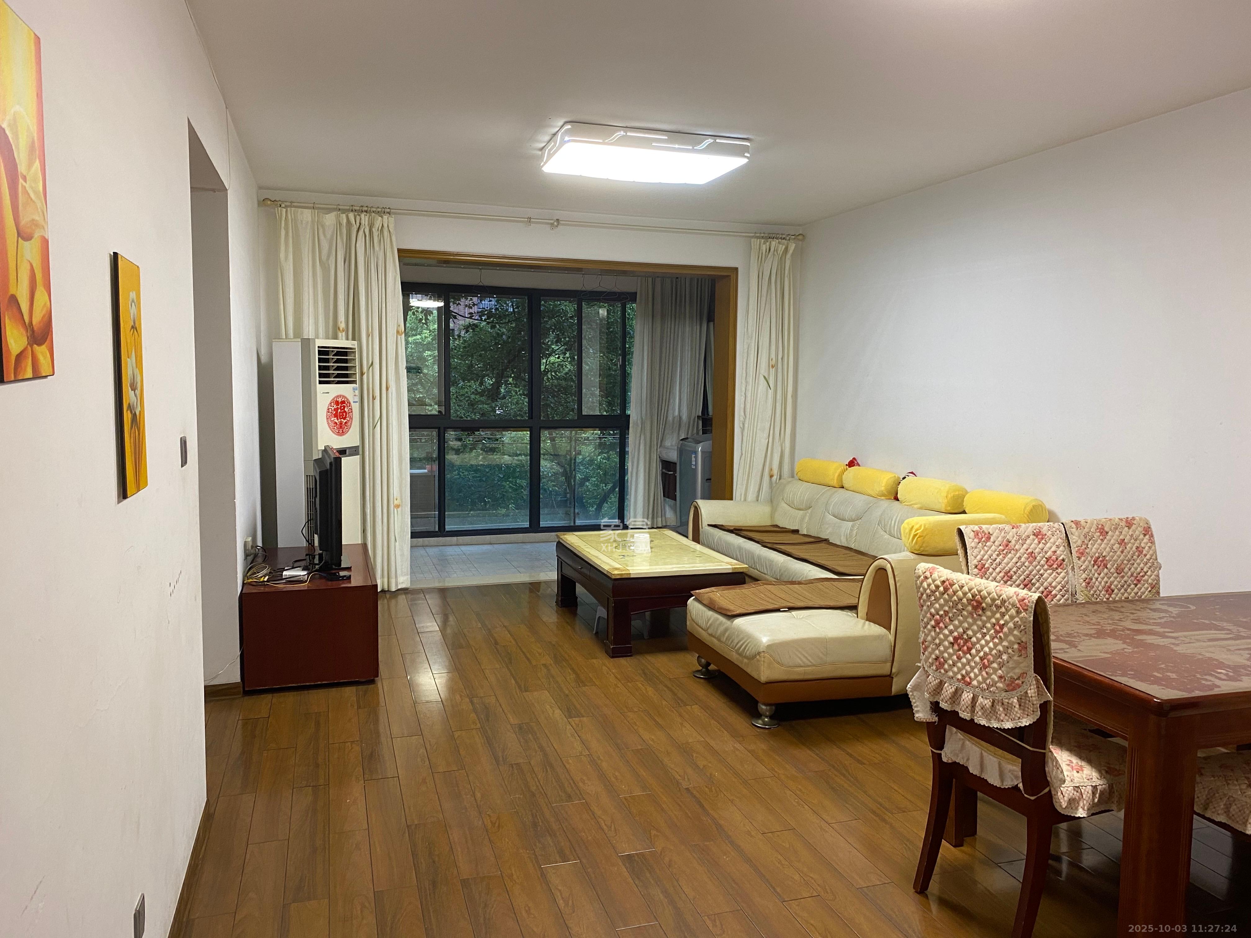 城市森林 2室2厅1卫 2300.0元/月 城市森林 2室2厅1卫 2300.0元/月室内图