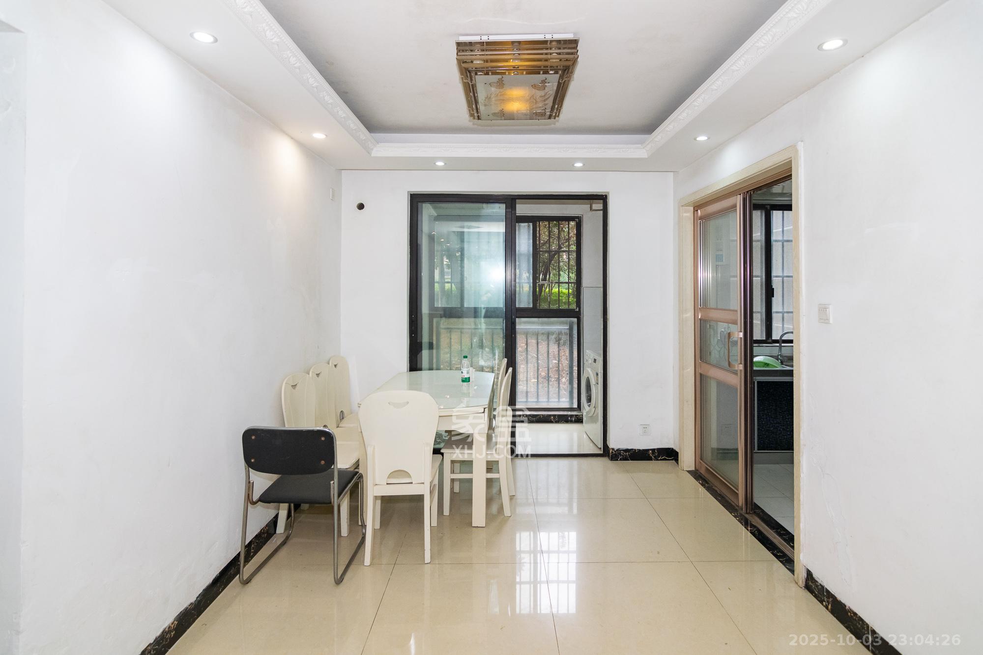 新城国际花都  3室2厅2卫    68.0万客厅