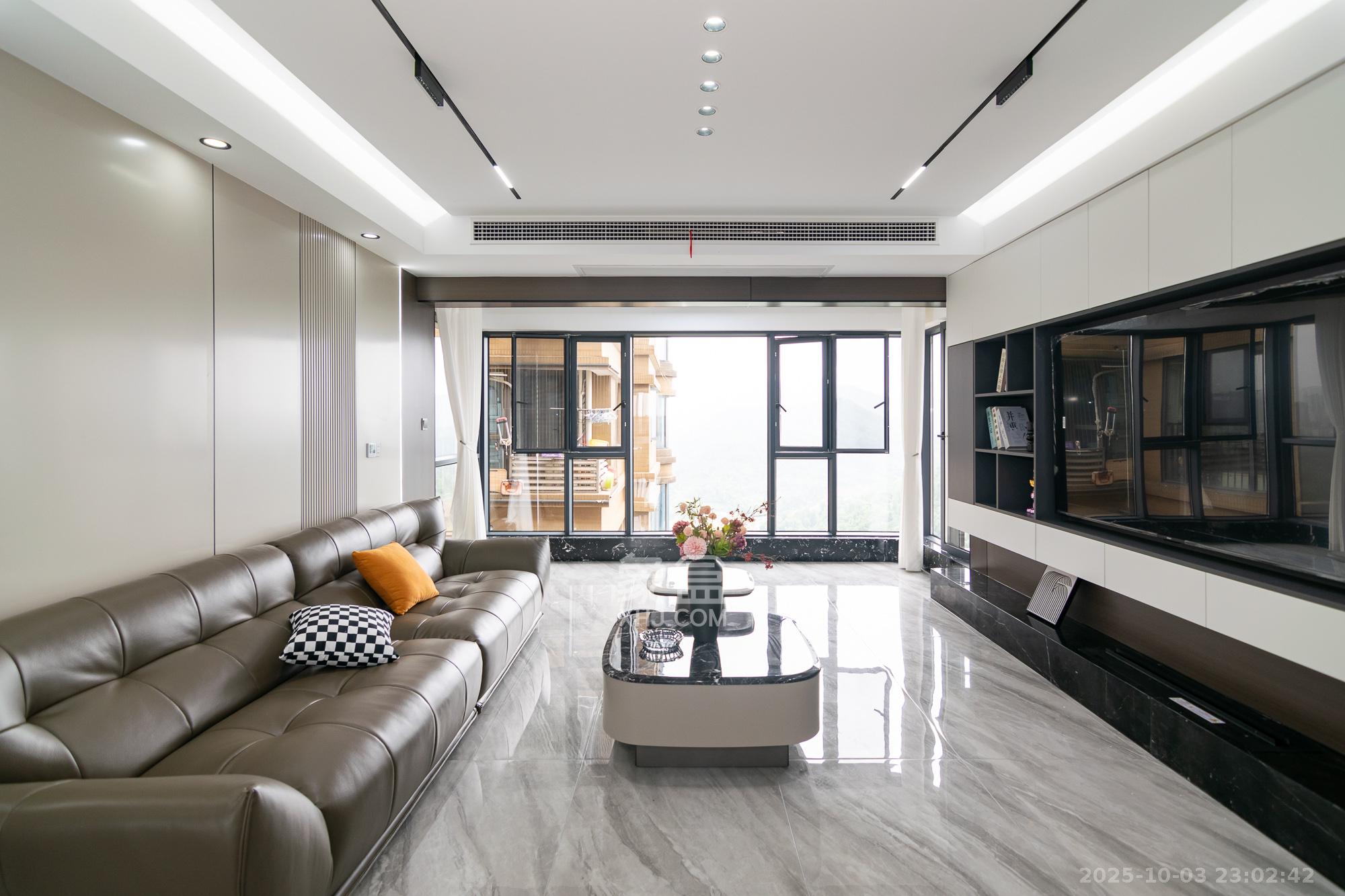 润和美郡(润和紫郡五期) 4室2厅2卫 132.8万 润和美郡(润和紫郡五期) 4室2厅2卫 132.8万客厅