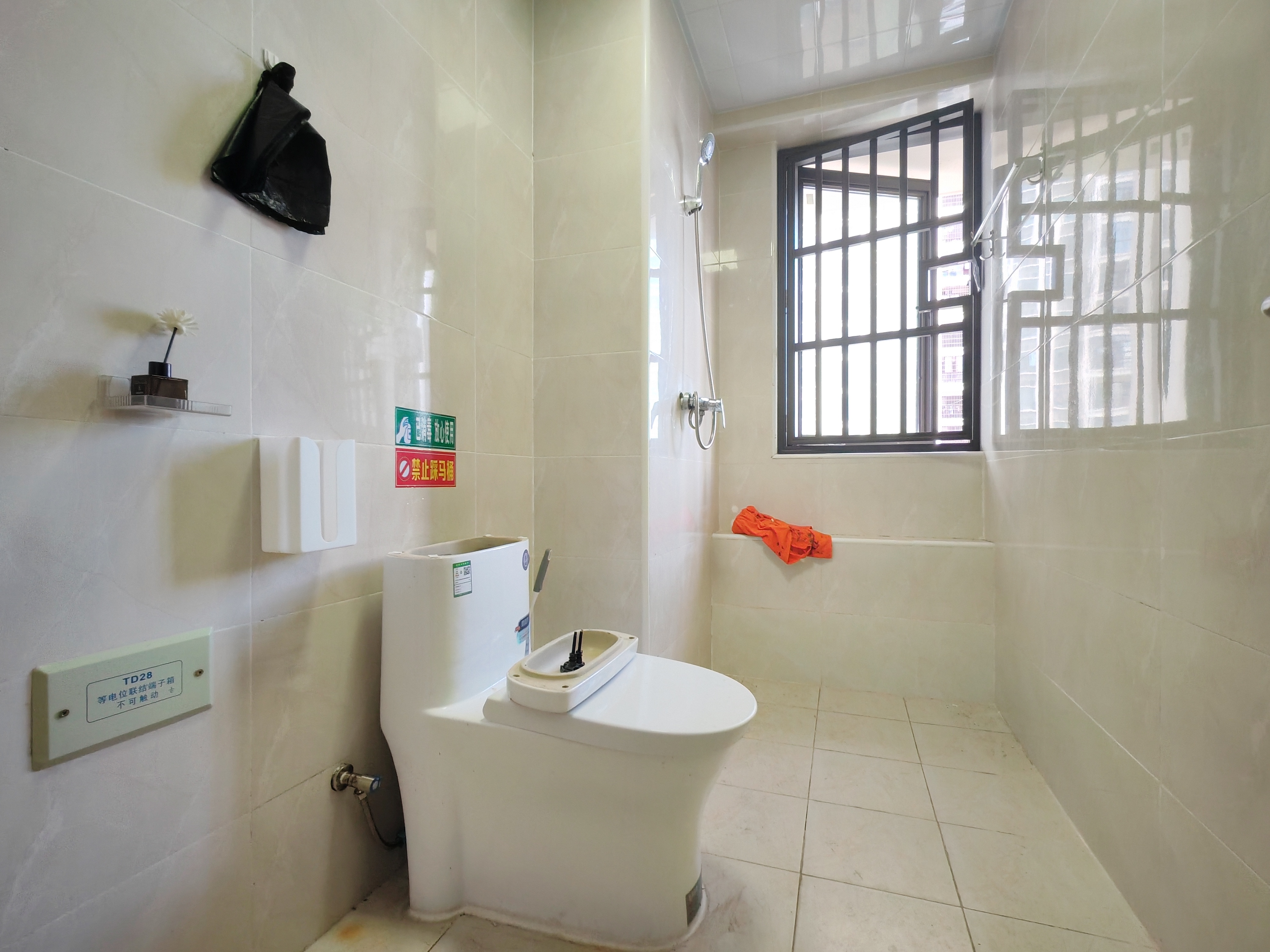 中交怡湖雅苑 4室2厅2卫 3200.0元/月 中交怡湖雅苑 4室2厅2卫 3200.0元/月室内图