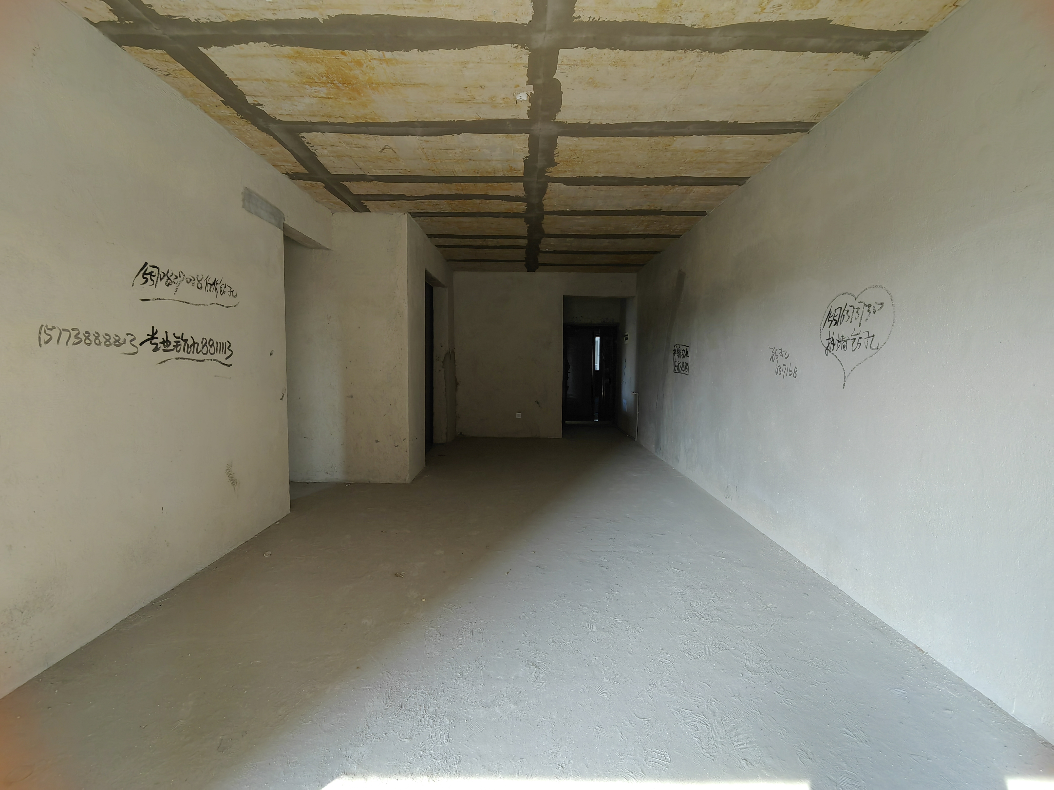 中甸.龙雲台  4室2厅2卫    68.8万客厅