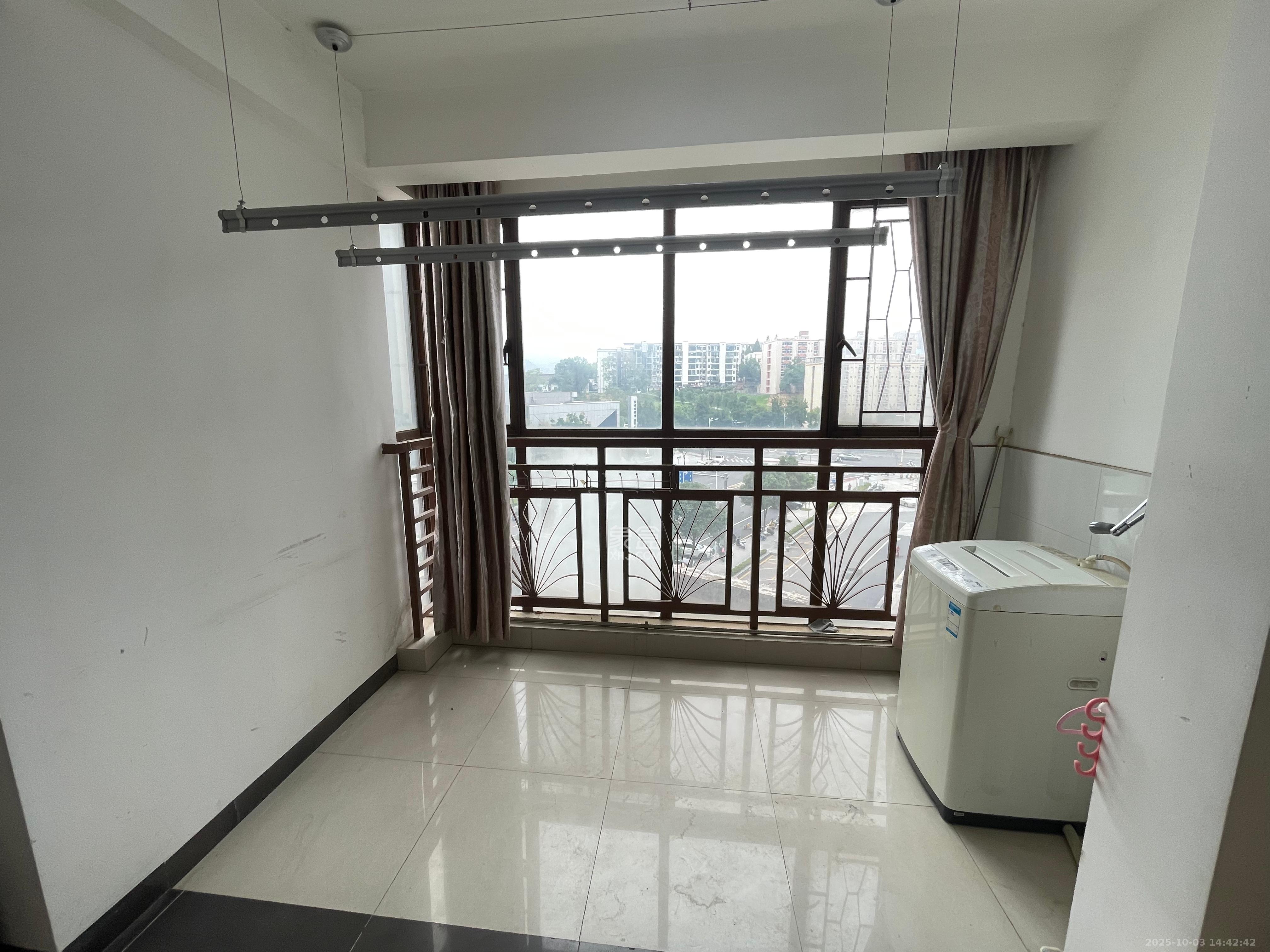 高信向日葵 3室2厅2卫 2500.0元/月 高信向日葵 3室2厅2卫 2500.0元/月室内图