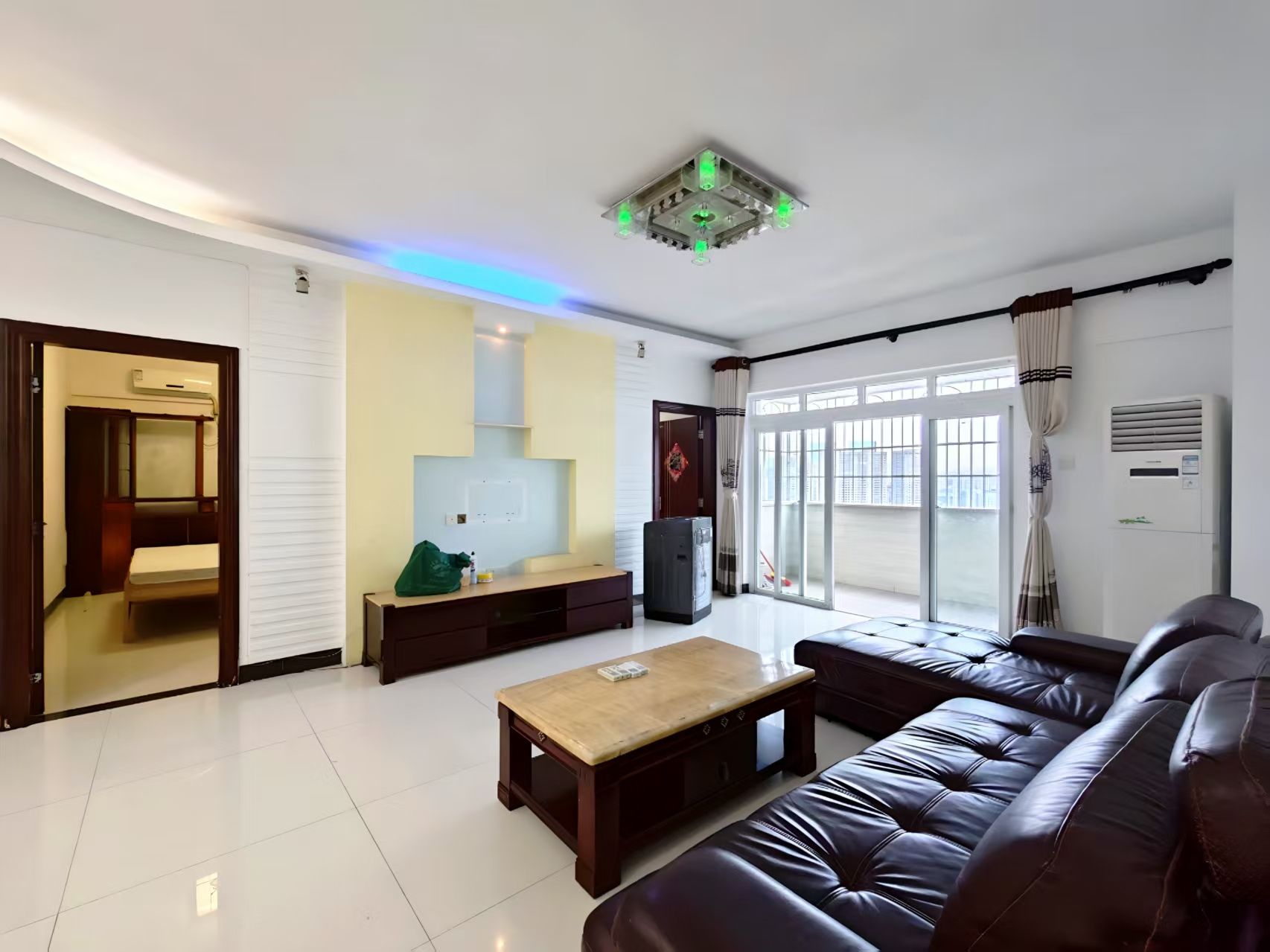 南亚广场 3室2厅2卫 2600.0元/月 南亚广场 3室2厅2卫 2600.0元/月室内图