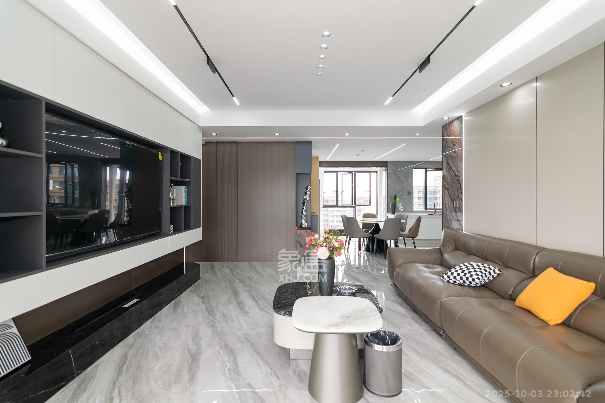 润和美郡（润和紫郡五期）  4室2厅2卫    132.8万客厅