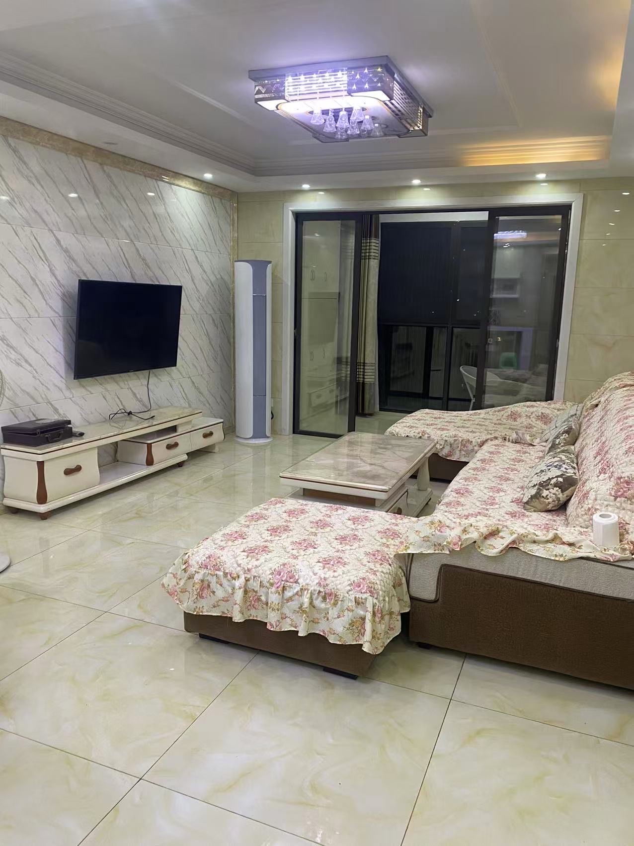 东城国际  3室2厅1卫    1800.0元/月