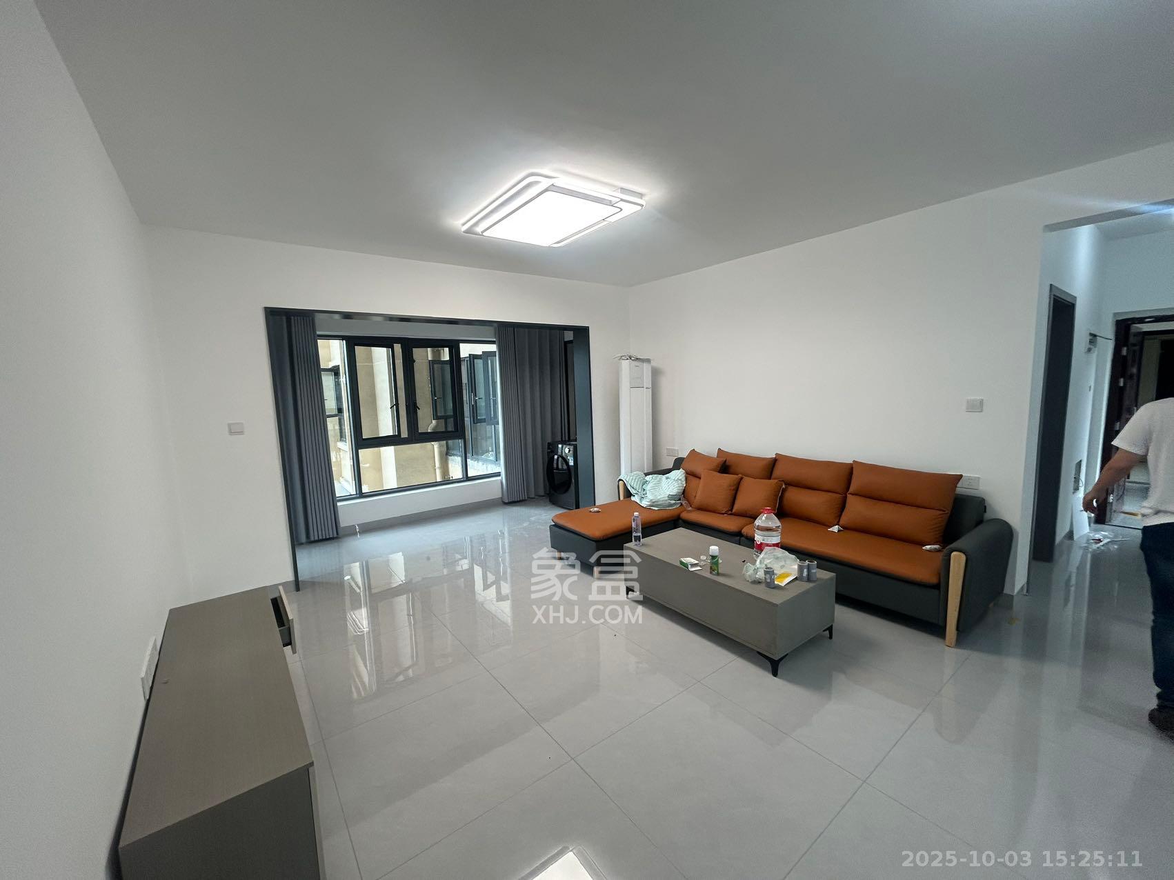 天麓尚层  4室2厅2卫    2800.0元/月室内图