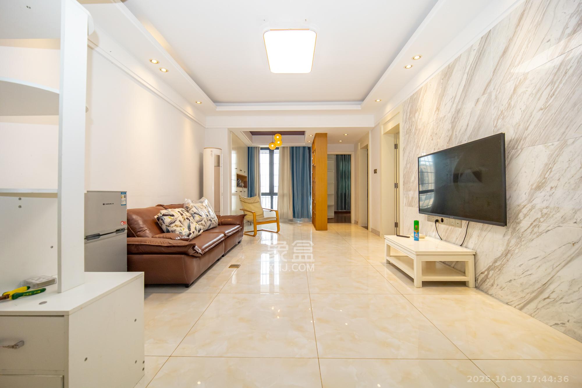 悦湖山  3室2厅1卫    68.8万客厅